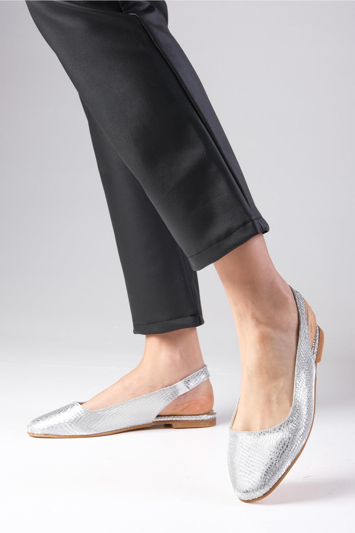 Ally Gümüş Renk Yılan Derisi Desenli Küt Burun Babet-BABET-Mio Gusto-02232SIK