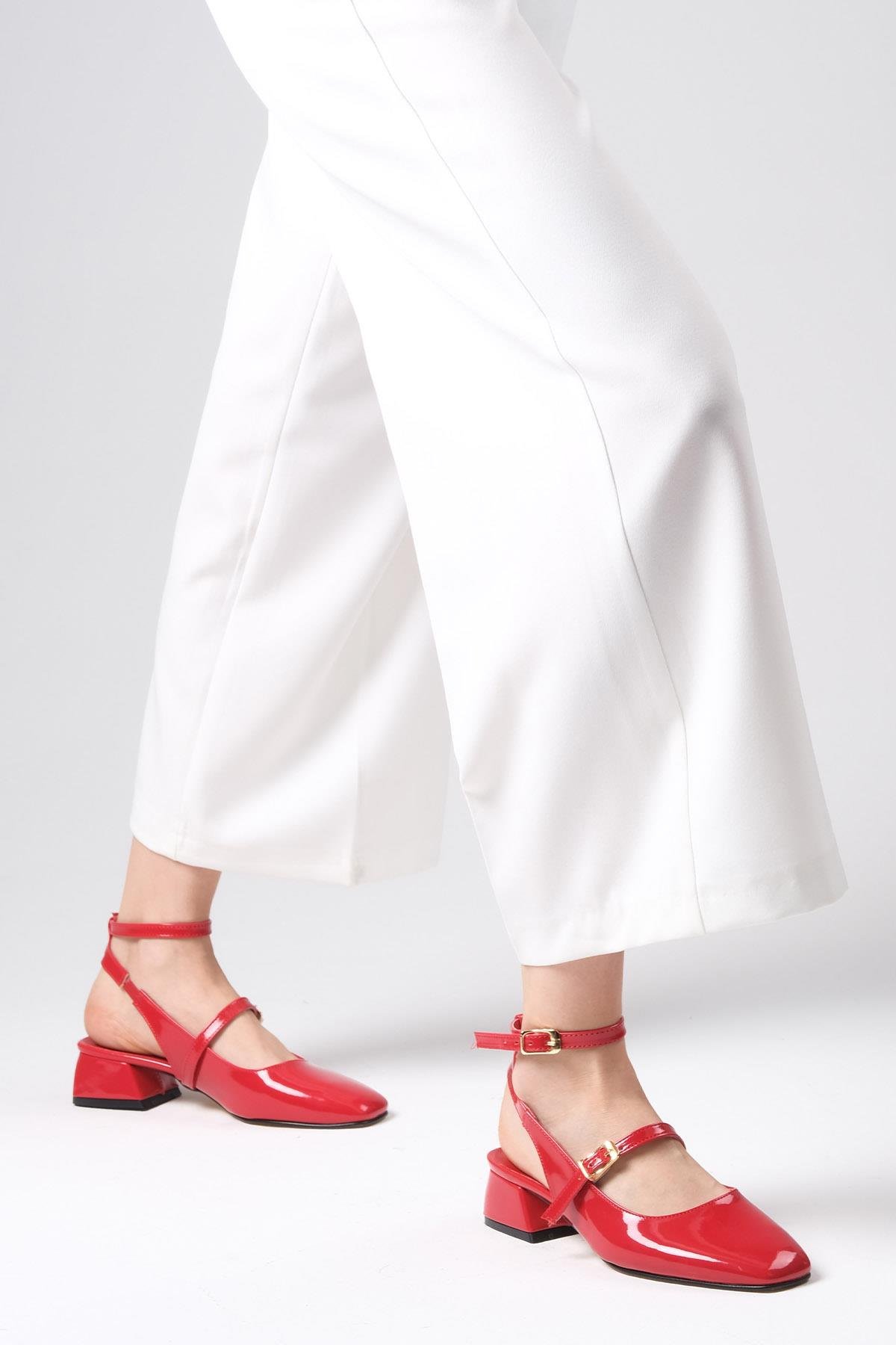 Audrey Kırmızı Renk Rugan Kısa Topuklu Ayakkabı-Kısa Topuklu-Mio Gusto-01465RER