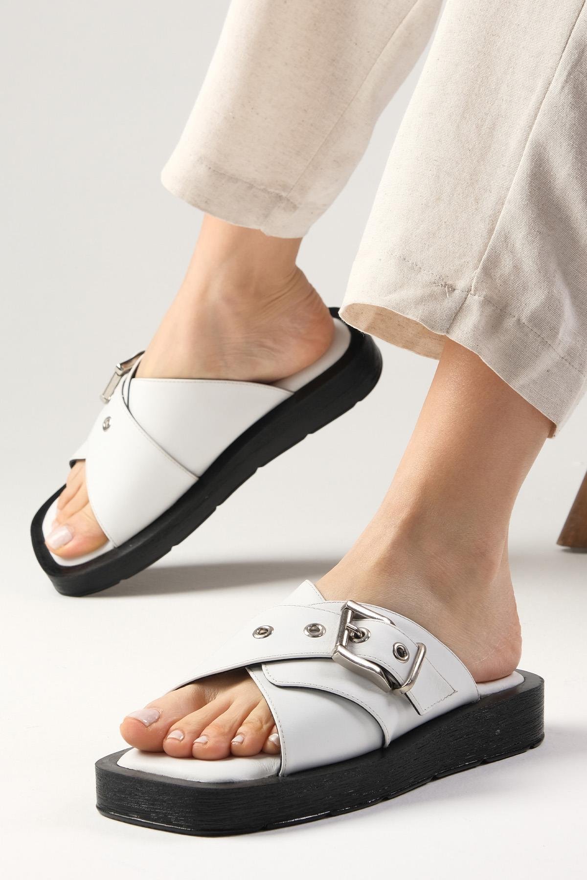Babes Hakiki Deri Beyaz Tokalı Terlik-TERLİK-Mio Gusto-08074WHC