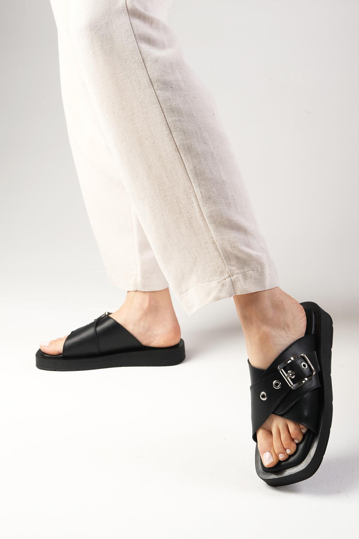 Hakiki Deri Siyah Kalın Tabanlı Tokalı Terlik-Slippers-Mio Gusto-08074BLC