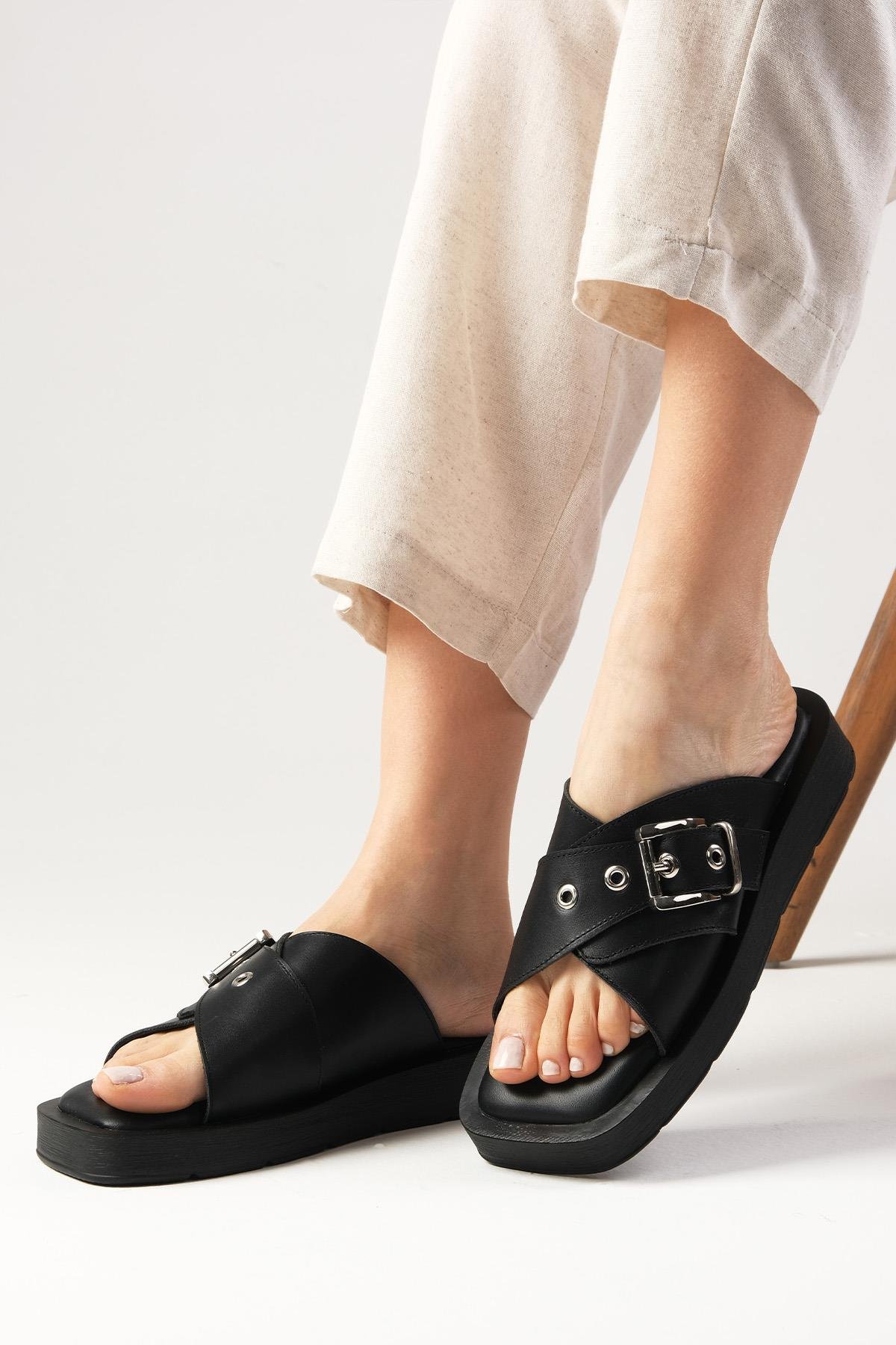 Hakiki Deri Siyah Kalın Tabanlı Tokalı Terlik-Slippers-Mio Gusto-08074BLC