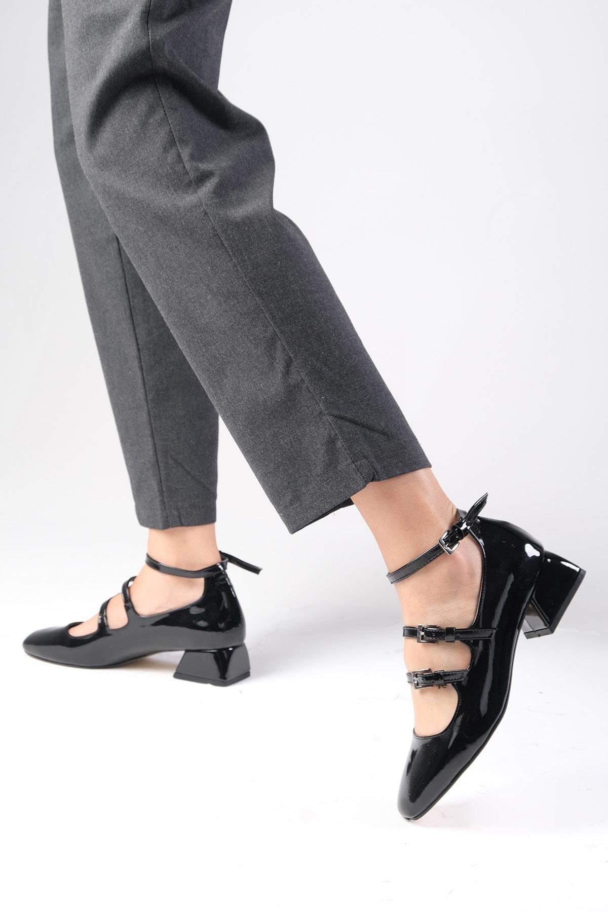 Baylee Siyah Renk Rugan Kısa Topuklu Ayakkabı-Kısa Topuklu-Mio Gusto-01482BLR