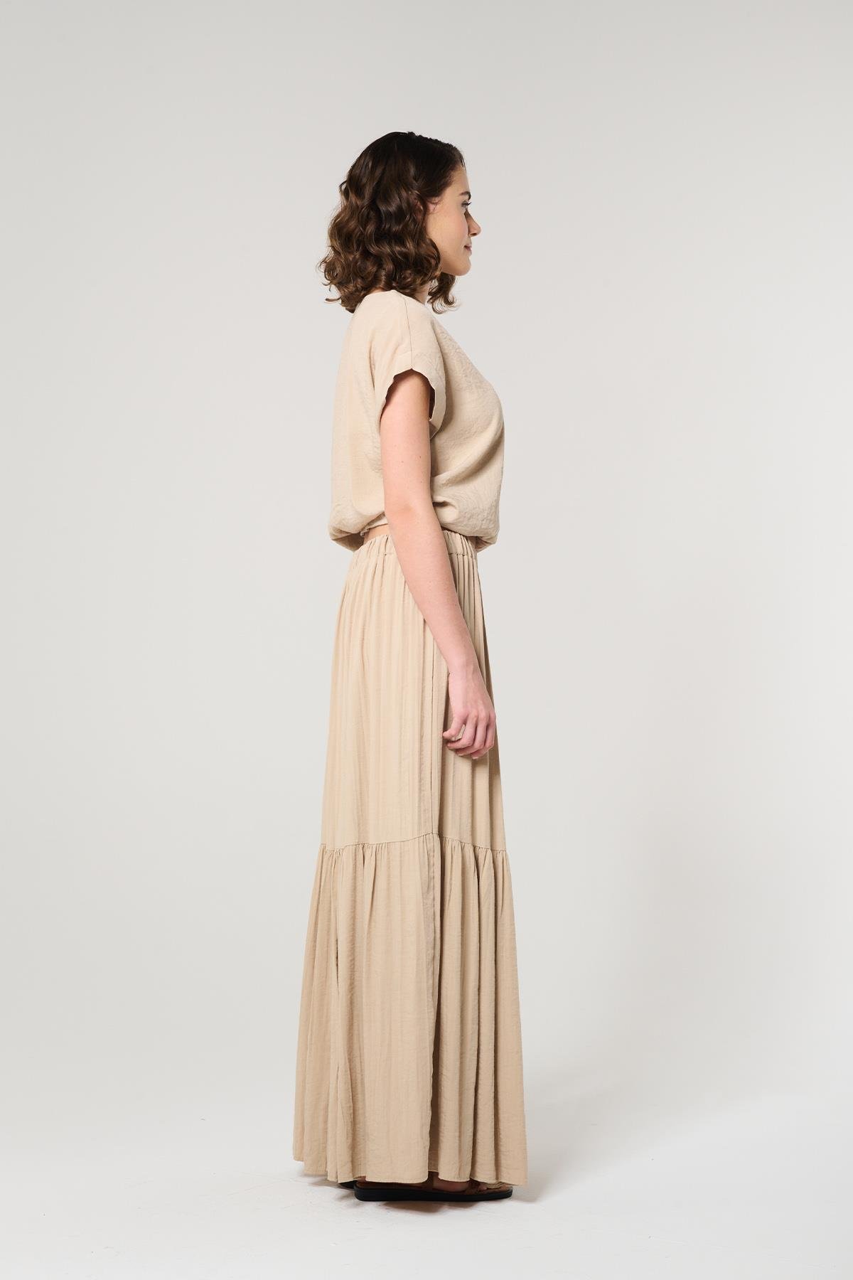 Bej Renk Bol ve Büzgülü Etek