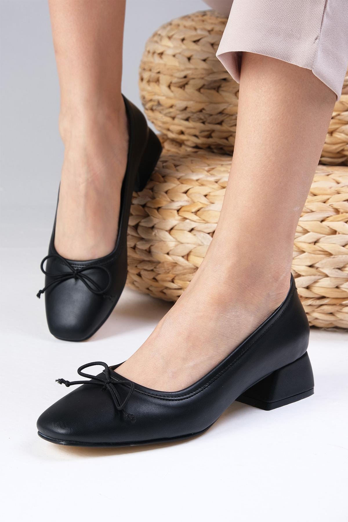 Bellamy Siyah Renk Kısa Topuklu Ayakkabı-Low Heels-Mio Gusto-01479BLC
