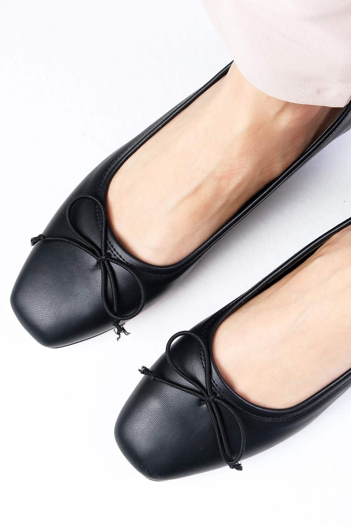 Bellamy Siyah Renk Kısa Topuklu Ayakkabı-Low Heels-Mio Gusto-01479BLC