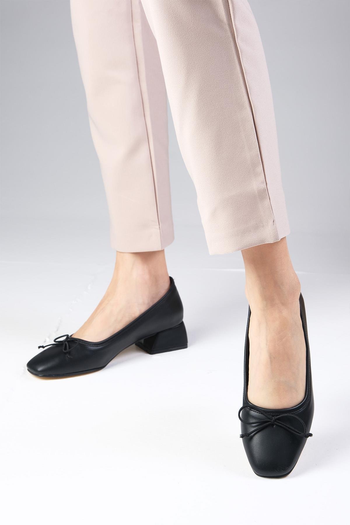 Bellamy Siyah Renk Kısa Topuklu Ayakkabı-Low Heels-Mio Gusto-01479BLC