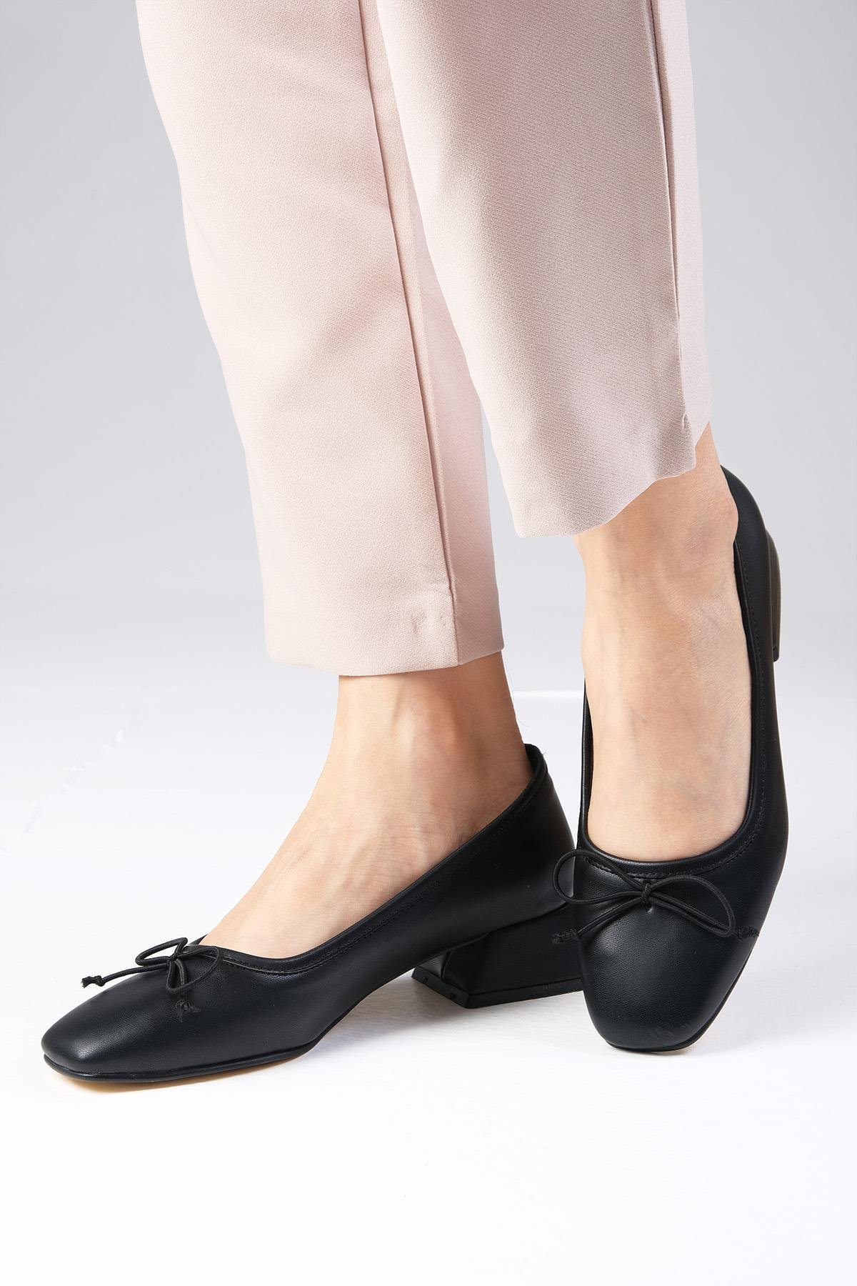 Bellamy Siyah Renk Kısa Topuklu Ayakkabı-Low Heels-Mio Gusto-01479BLC
