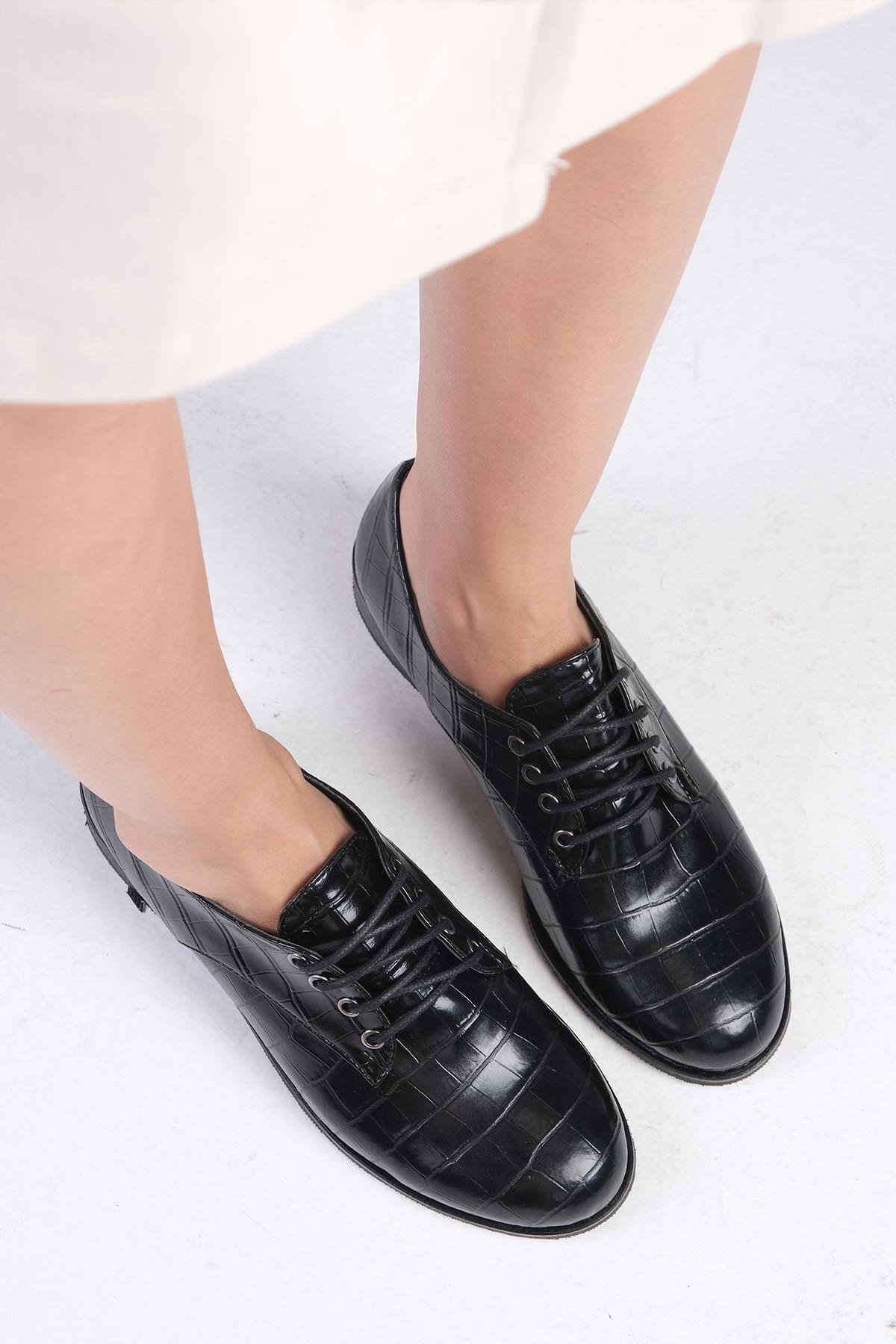 Berta Siyah Renk Krokodil Desenli Oxford Ayakkabı-DÜZ AYAKKABI-Mio Gusto-02104BLV