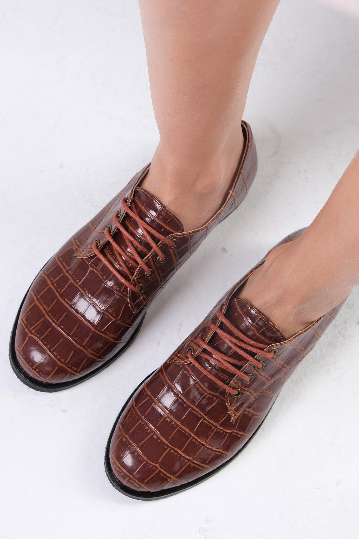 Berta Taba Renk Krokodil Desenli Oxford Ayakkabı-DÜZ AYAKKABI-Mio Gusto-02104TAV