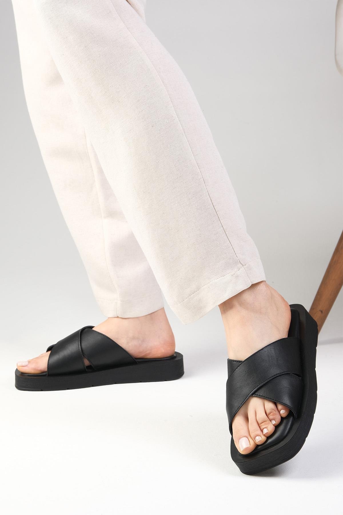 Hakiki Deri Siyah Kalın Tabanlı Terlik-Slippers-Mio Gusto-08078BLC
