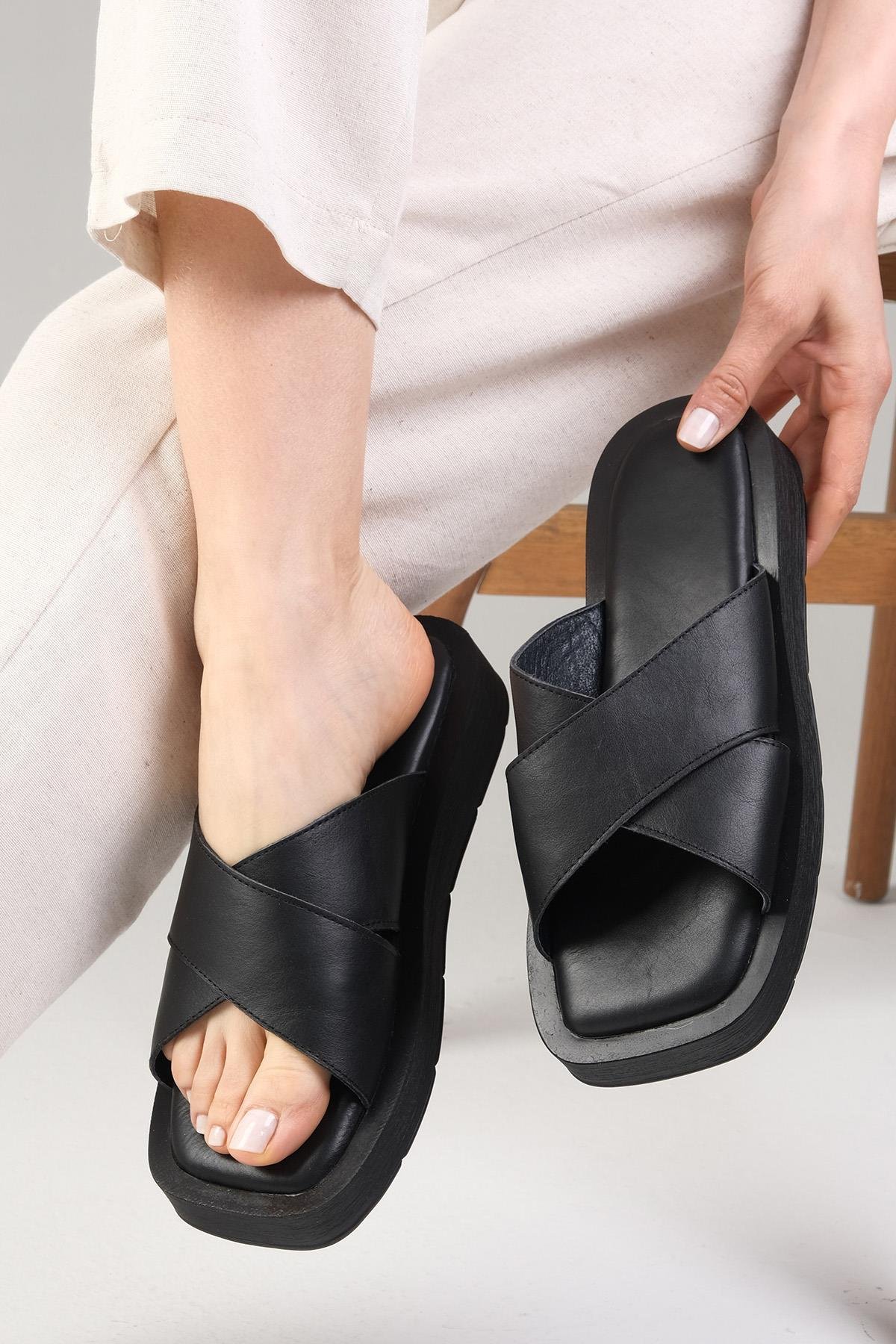 Hakiki Deri Siyah Kalın Tabanlı Terlik-Slippers-Mio Gusto-08078BLC