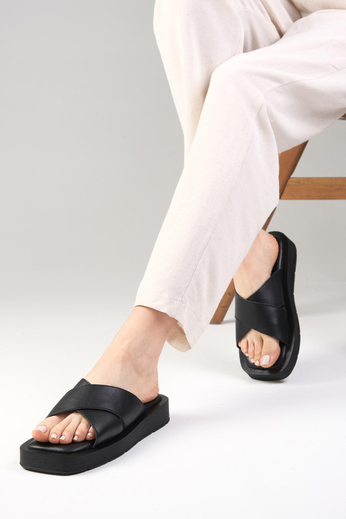 Hakiki Deri Siyah Kalın Tabanlı Terlik-Slippers-Mio Gusto-08078BLC