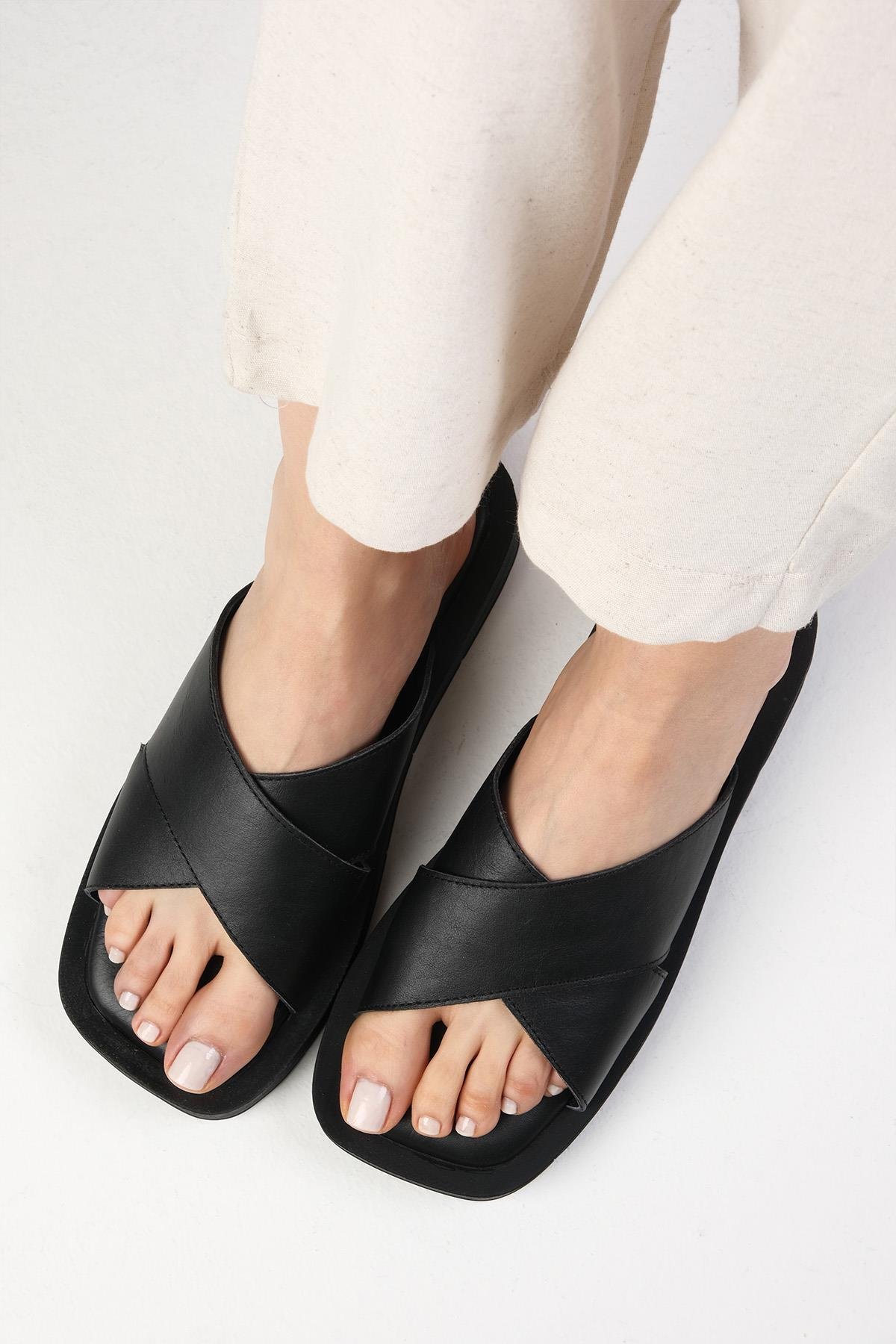 Hakiki Deri Siyah Kalın Tabanlı Terlik-Slippers-Mio Gusto-08078BLC