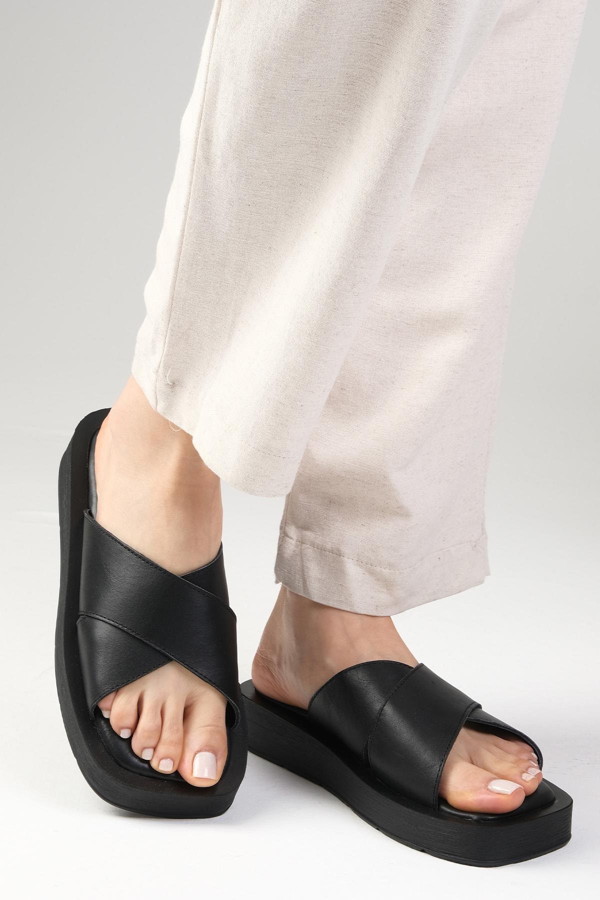 Hakiki Deri Siyah Kalın Tabanlı Terlik-Slippers-Mio Gusto-08078BLC