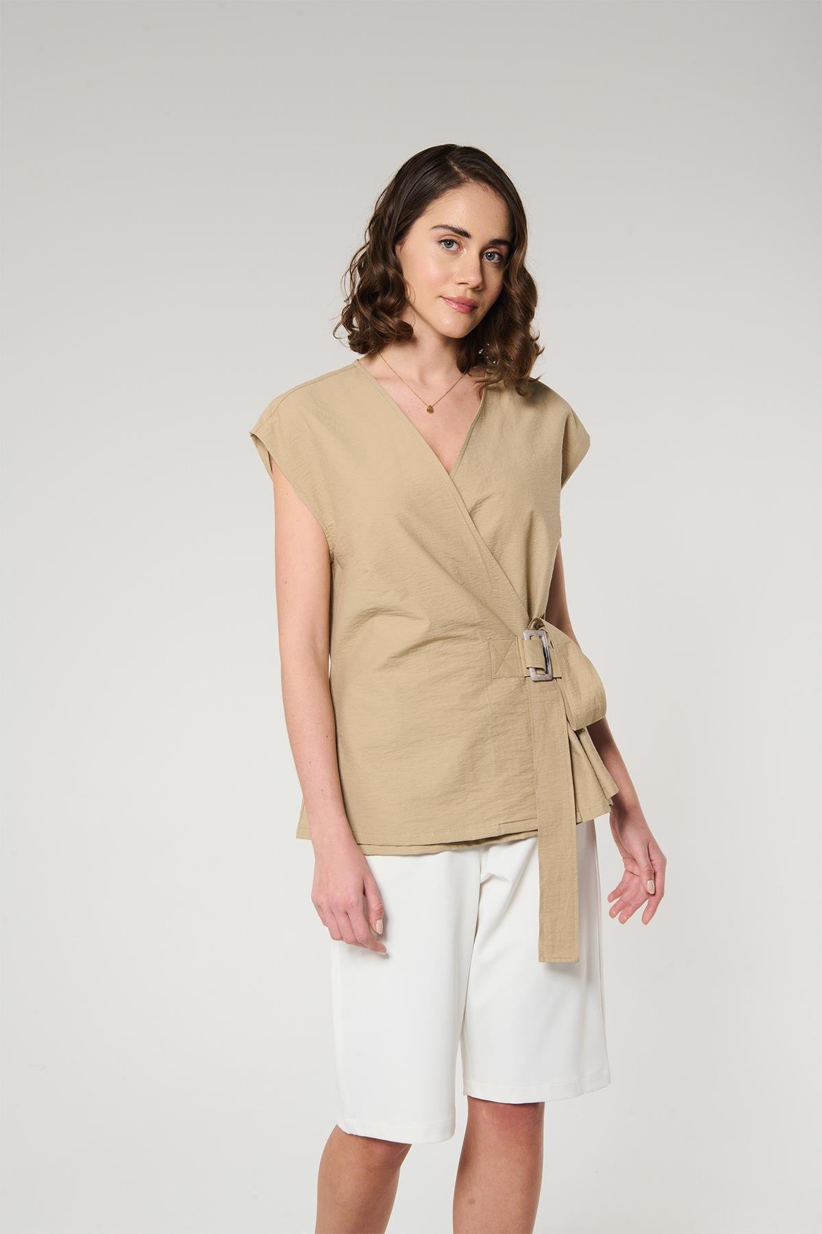 Camel Renk Kemik Toka Kemerli Kruvaze Yelek