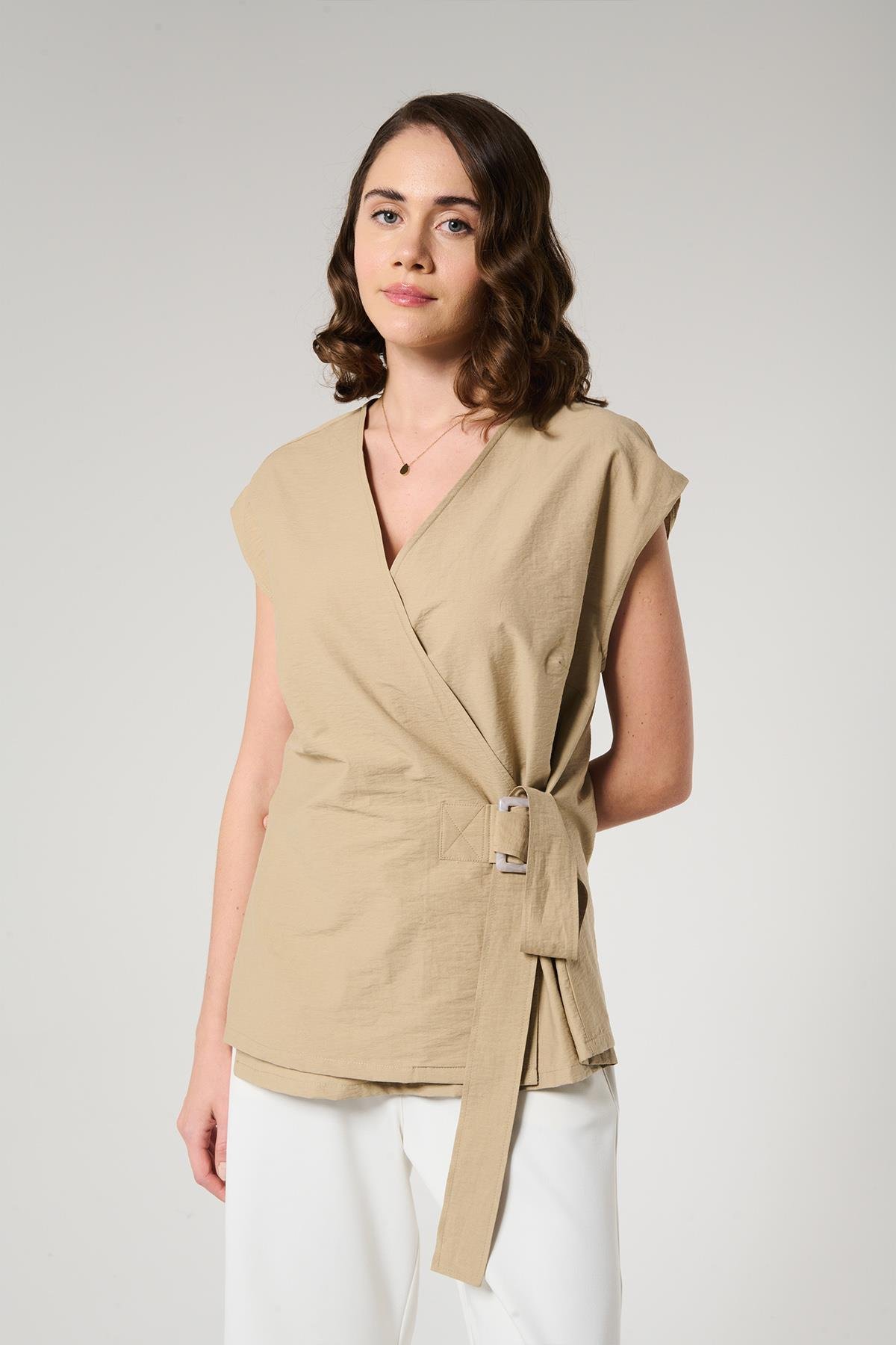 Camel Renk Kemik Toka Kemerli Kruvaze Yelek