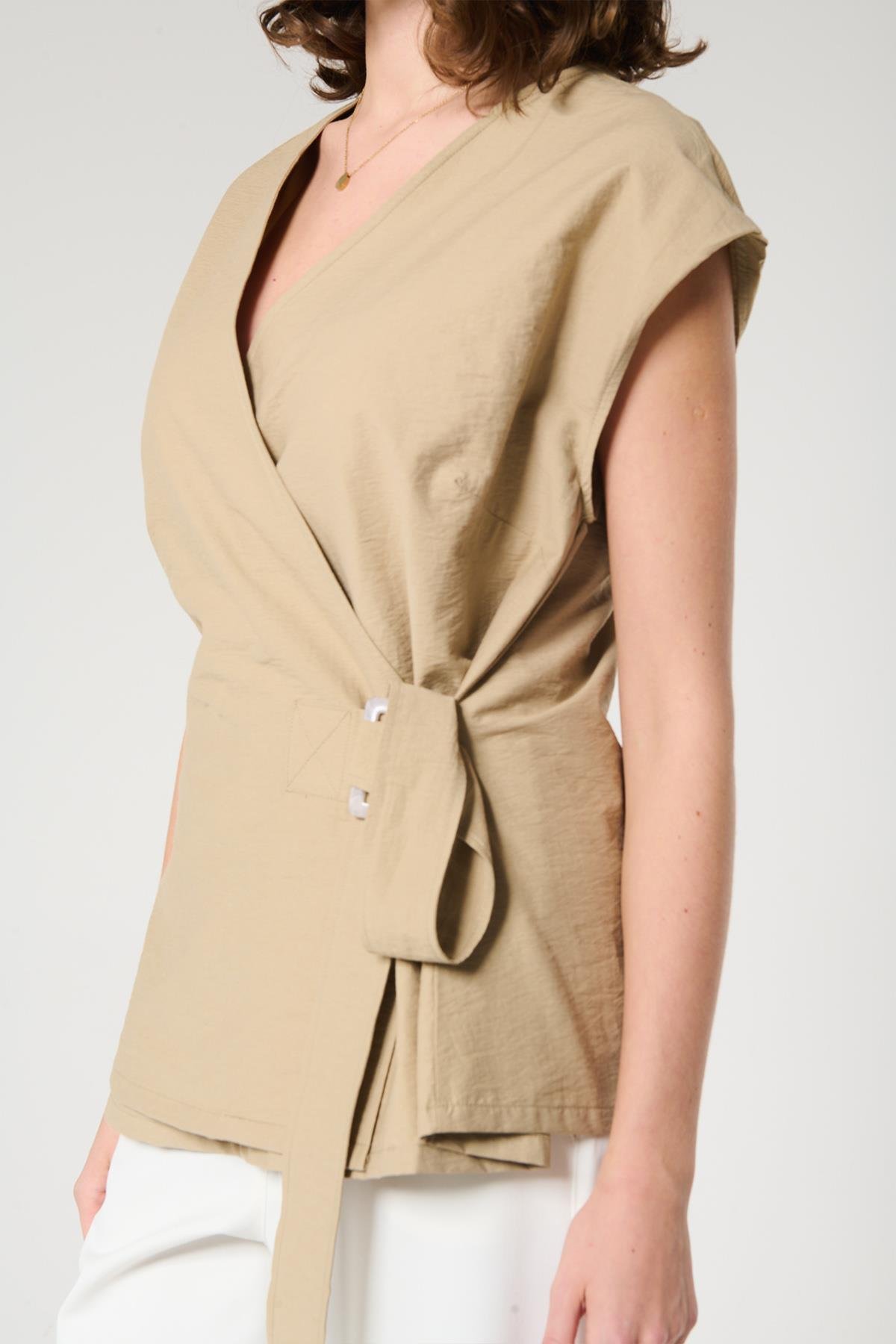 Camel Renk Kemik Toka Kemerli Kruvaze Yelek