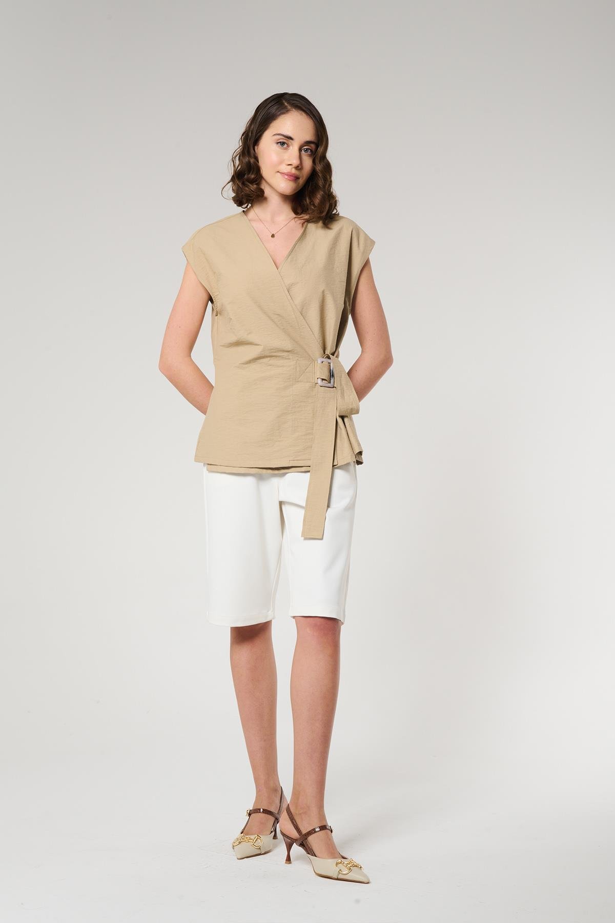 Camel Renk Kemik Toka Kemerli Kruvaze Yelek