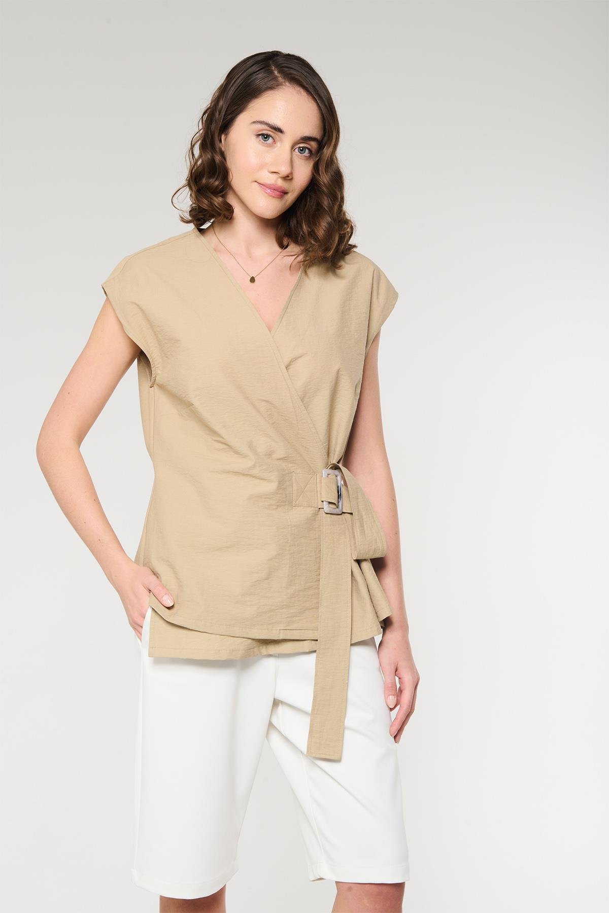 Camel Renk Kemik Toka Kemerli Kruvaze Yelek