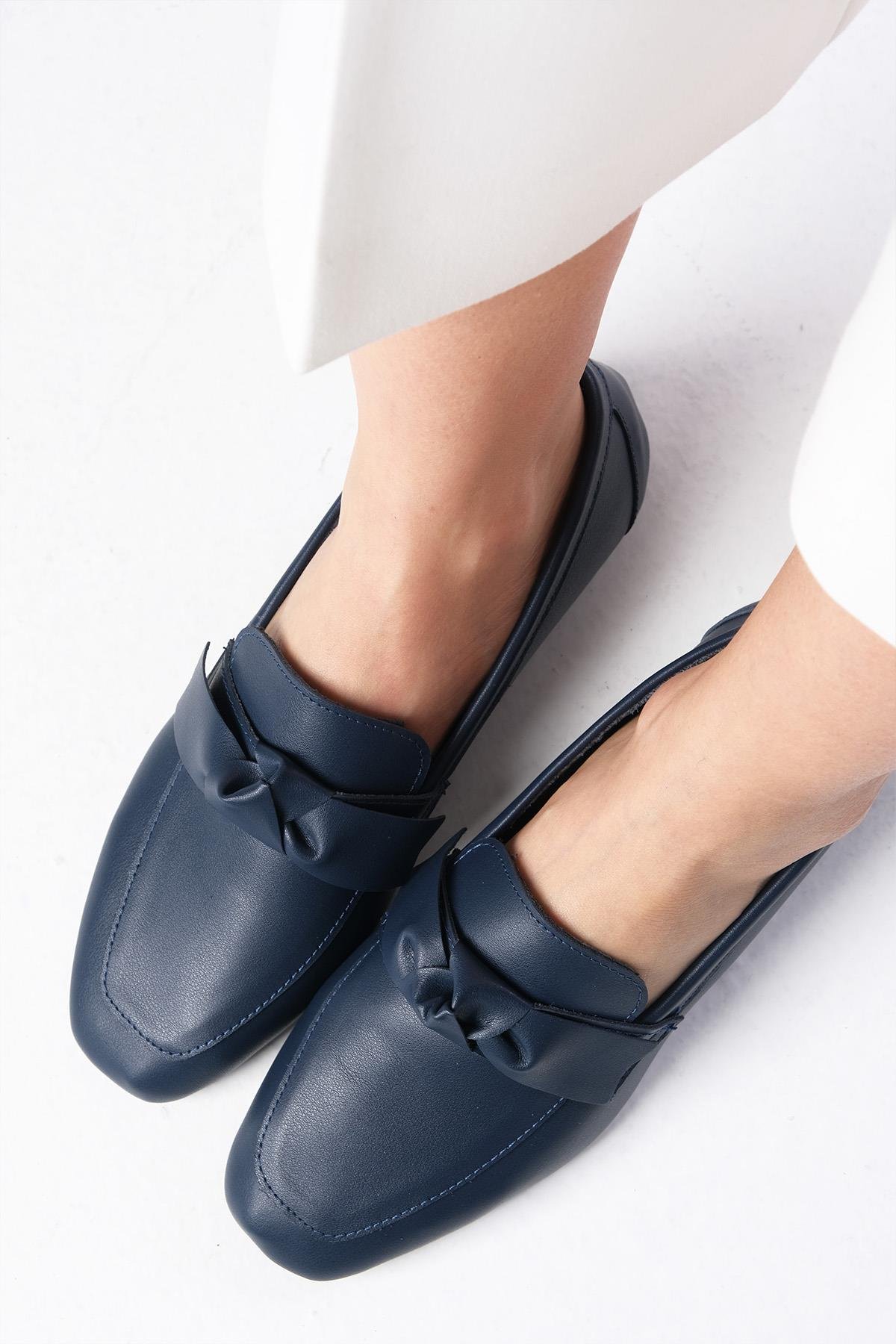 Candy Hakiki Deri Lacivert Renk Fiyonk Aksesuarlı Loafer-DÜZ AYAKKABI-Mio Gusto-01530DBC