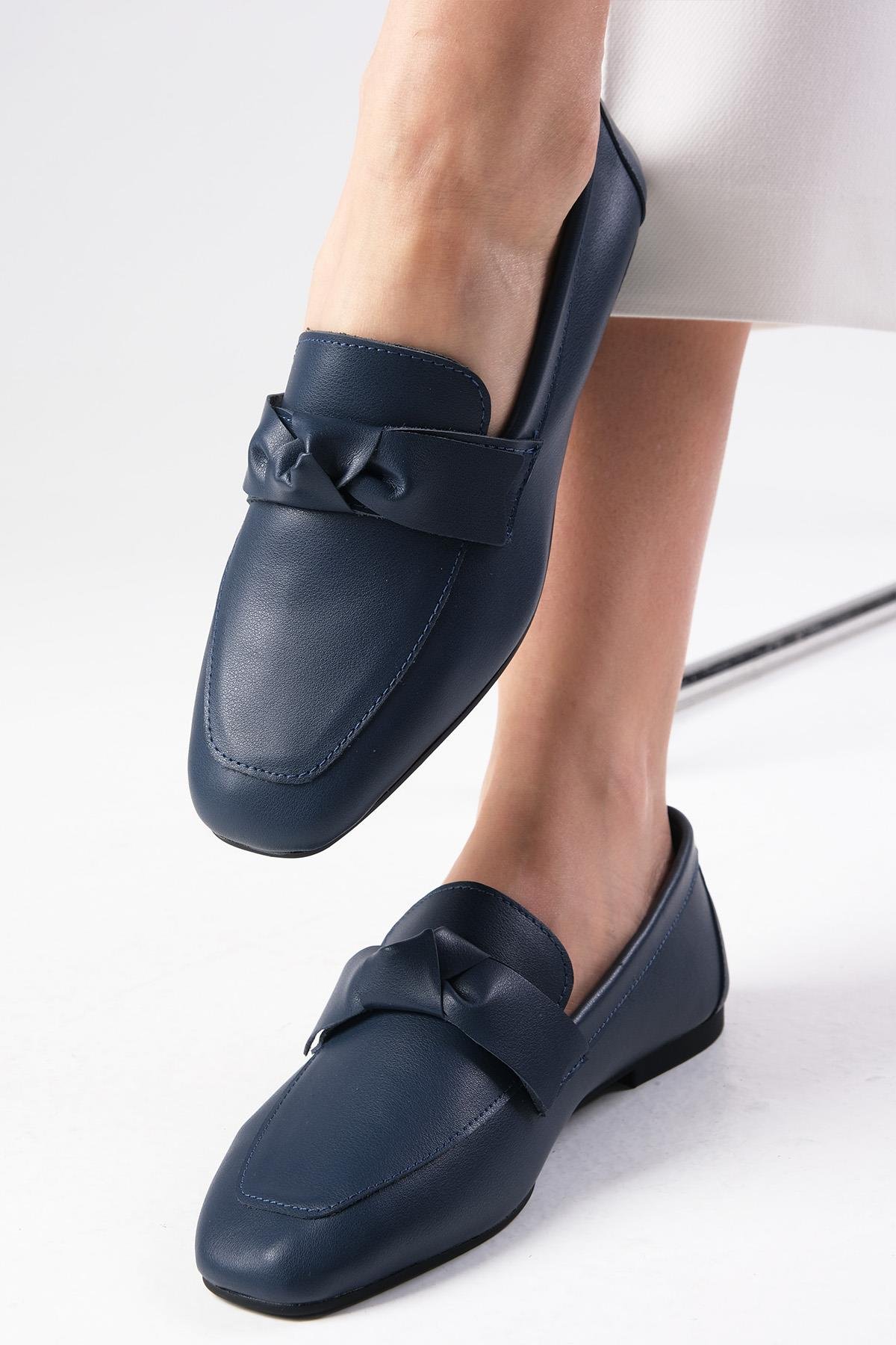 Candy Hakiki Deri Lacivert Renk Fiyonk Aksesuarlı Loafer-DÜZ AYAKKABI-Mio Gusto-01530DBC