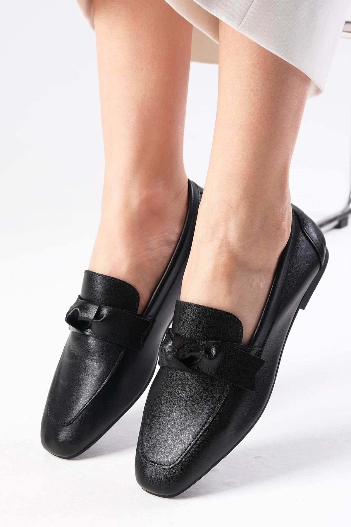 Candy Hakiki Deri Siyah Renk Fiyonk Aksesuarlı Loafer-DÜZ AYAKKABI-Mio Gusto-01530BLC