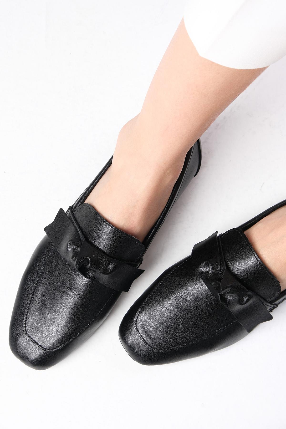 Candy Hakiki Deri Siyah Renk Fiyonk Aksesuarlı Loafer-DÜZ AYAKKABI-Mio Gusto-01530BLC