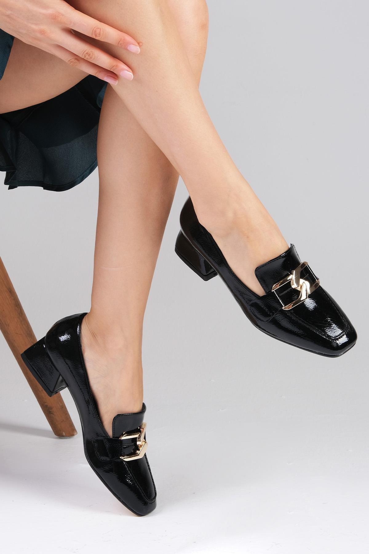 Carolyn Siyah Renk Rugan Kısa Topuklu Ayakkabı-Kısa Topuklu-Mio Gusto-01481BLR