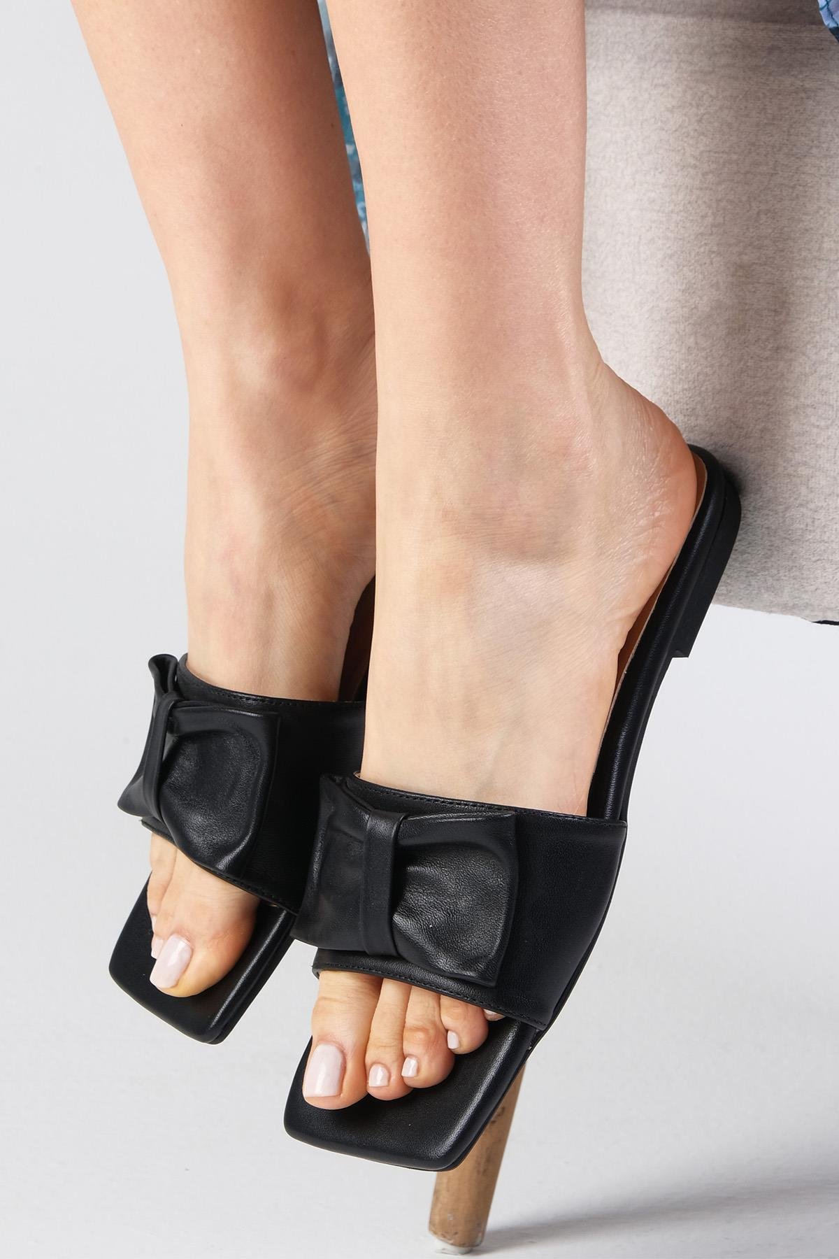 Cristina Hakiki Deri Siyah Fiyonklu Terlik-TERLİK-Mio Gusto-09052BLC