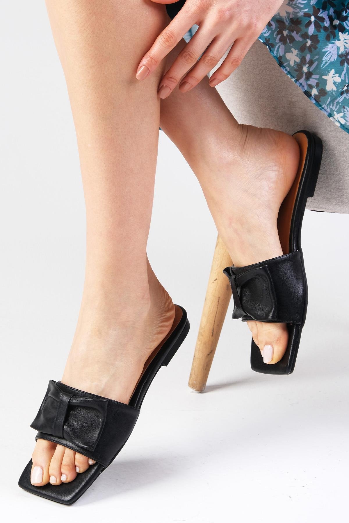 Cristina Hakiki Deri Siyah Fiyonklu Terlik-TERLİK-Mio Gusto-09052BLC