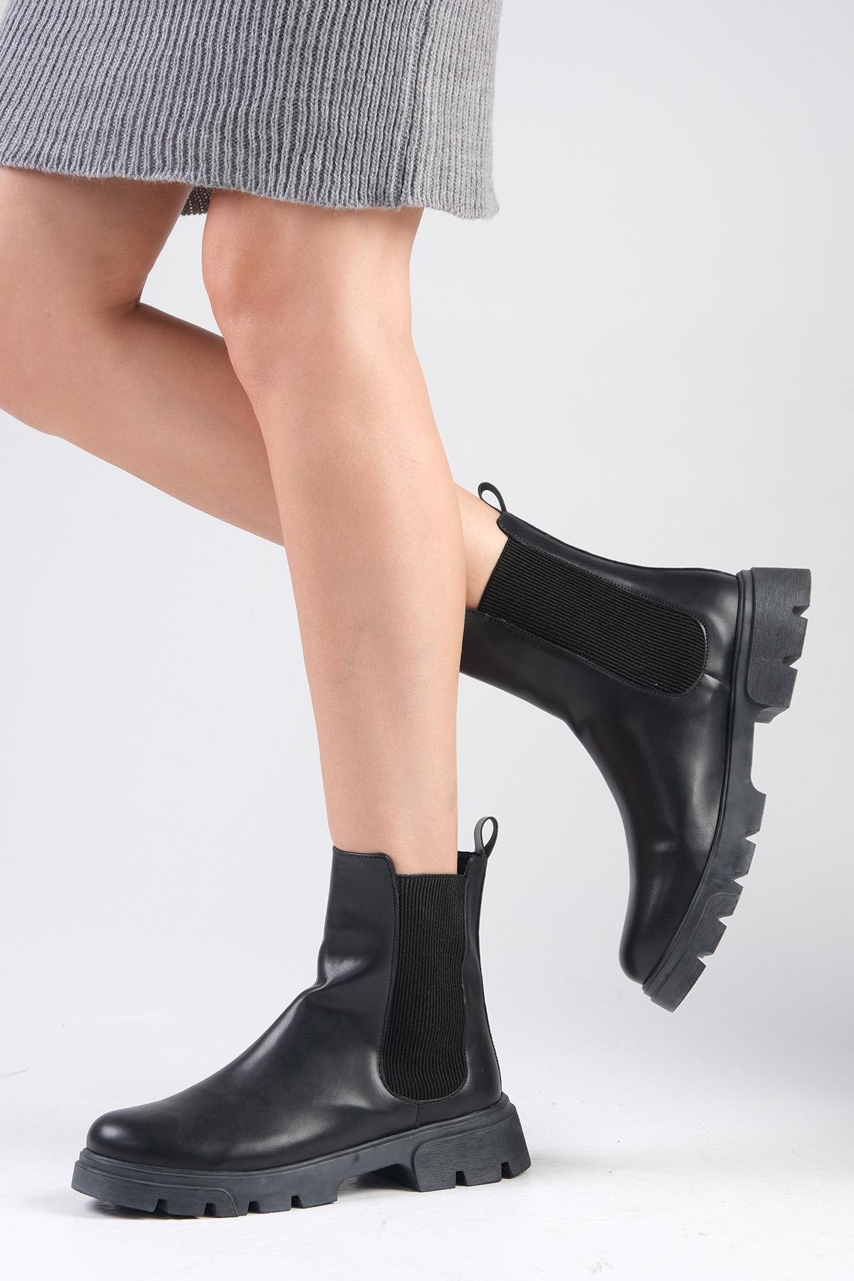 Debora Siyah Renk Kalın Tabanlı Lastikli Bot-Kalın Topuk-Mio Gusto-01498BLC