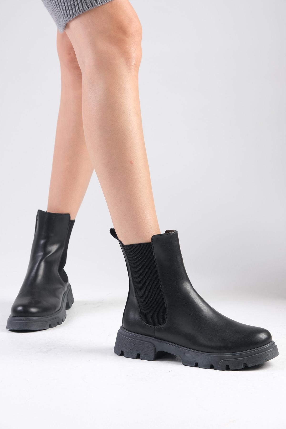 Debora Siyah Renk Kalın Tabanlı Lastikli Bot-Kalın Topuk-Mio Gusto-01498BLC