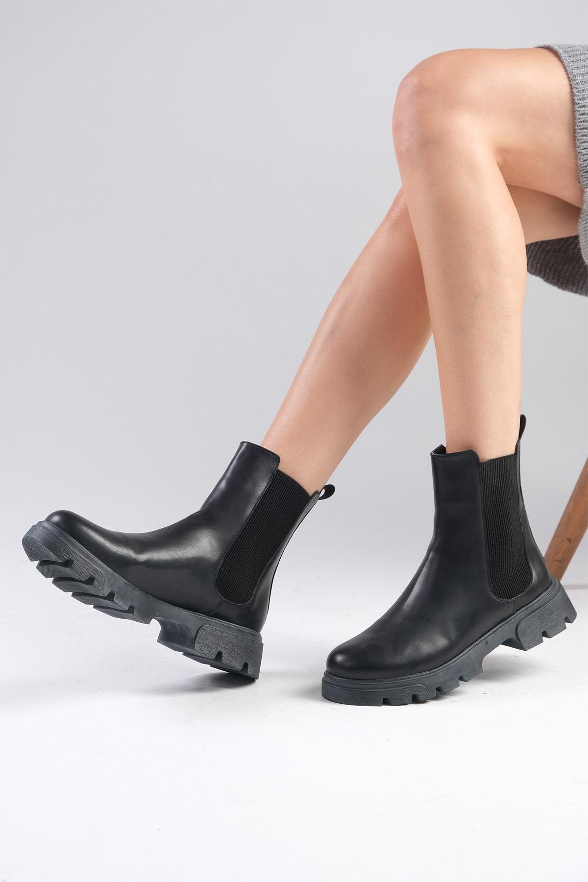 Debora Siyah Renk Kalın Tabanlı Lastikli Bot-Kalın Topuk-Mio Gusto-01498BLC