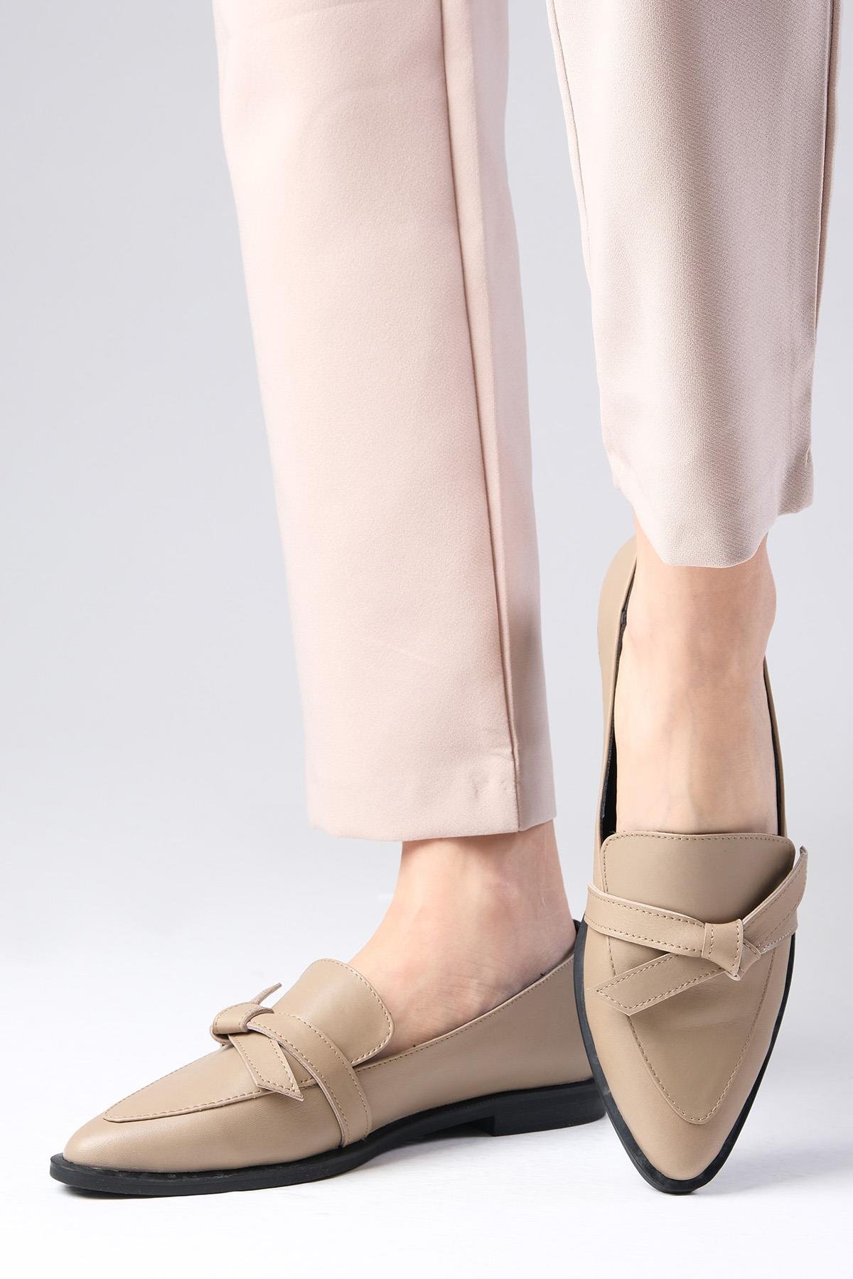 Ezra Hakiki Deri Vizon Renk Fiyonklu Loafer Ayakkabı-DÜZ AYAKKABI-Mio Gusto-08389MIC