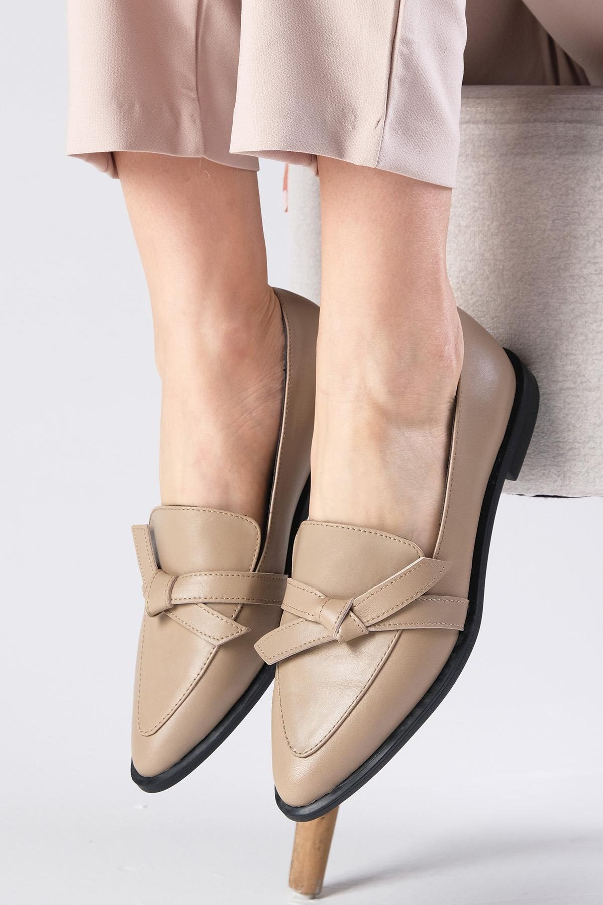 Ezra Hakiki Deri Vizon Renk Fiyonklu Loafer Ayakkabı-DÜZ AYAKKABI-Mio Gusto-08389MIC