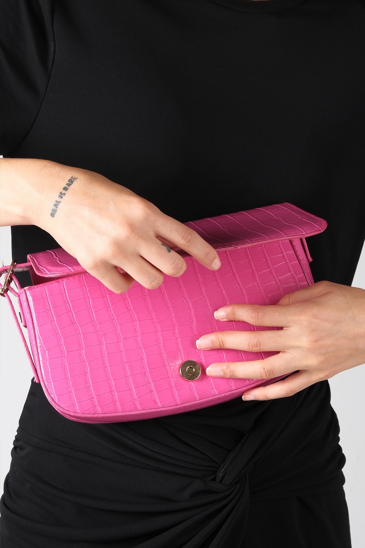 Fuşya Renk Krokodil Baskılı Kadın Omuz Çantası-ÇANTA-Mio Gusto-C0015FUR