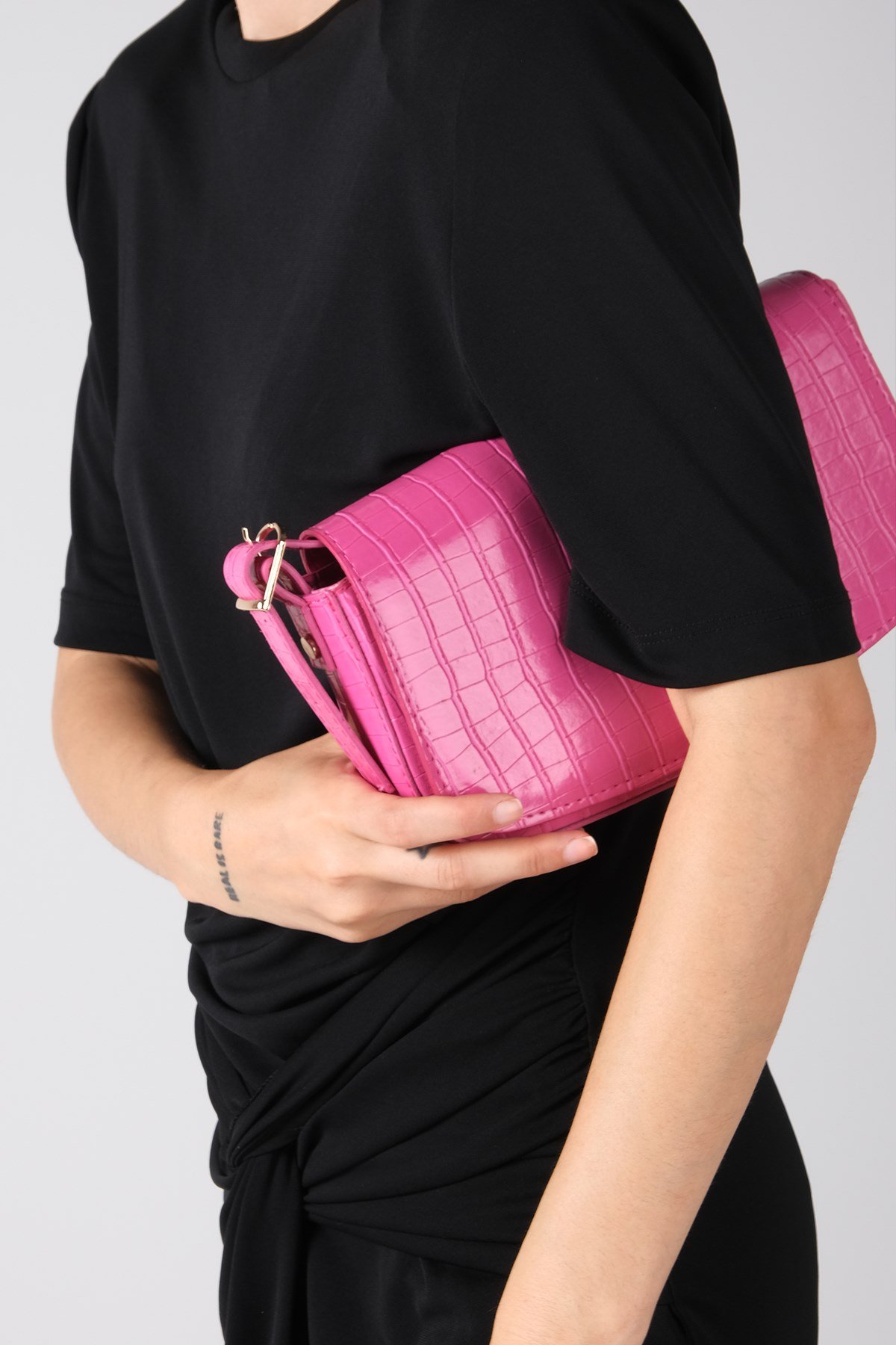 Fuşya Renk Krokodil Baskılı Kadın Omuz Çantası-ÇANTA-Mio Gusto-C0015FUR