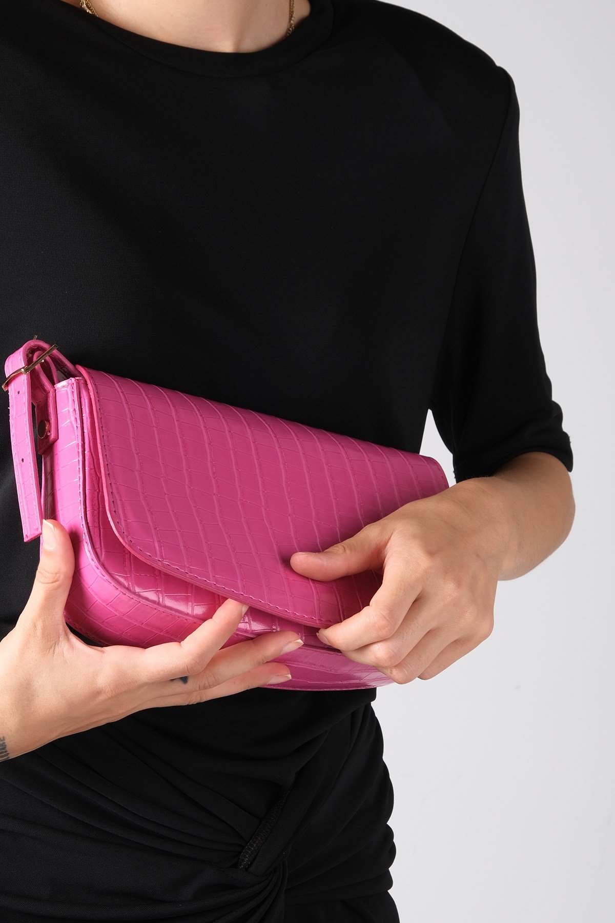 Fuşya Renk Krokodil Baskılı Kadın Omuz Çantası-ÇANTA-Mio Gusto-C0015FUR