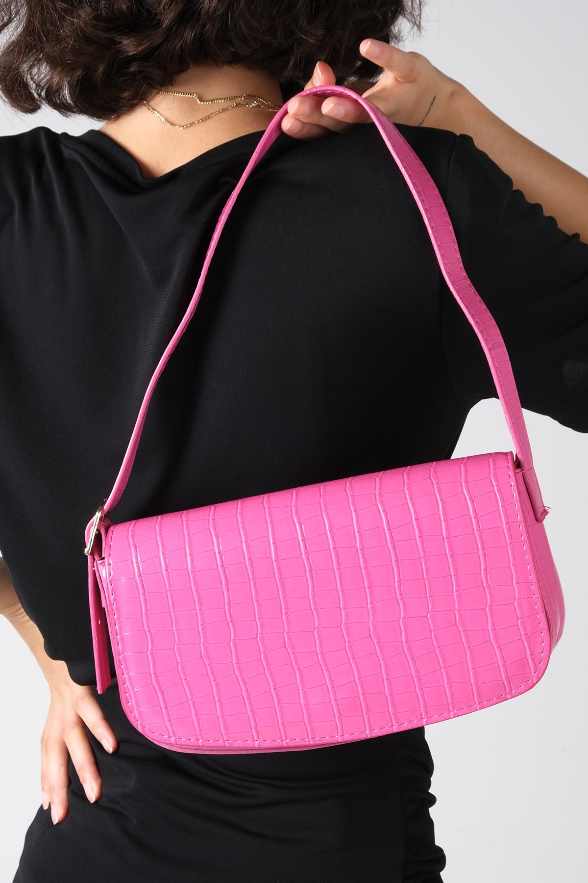 Fuşya Renk Krokodil Baskılı Kadın Omuz Çantası-ÇANTA-Mio Gusto-C0015FUR