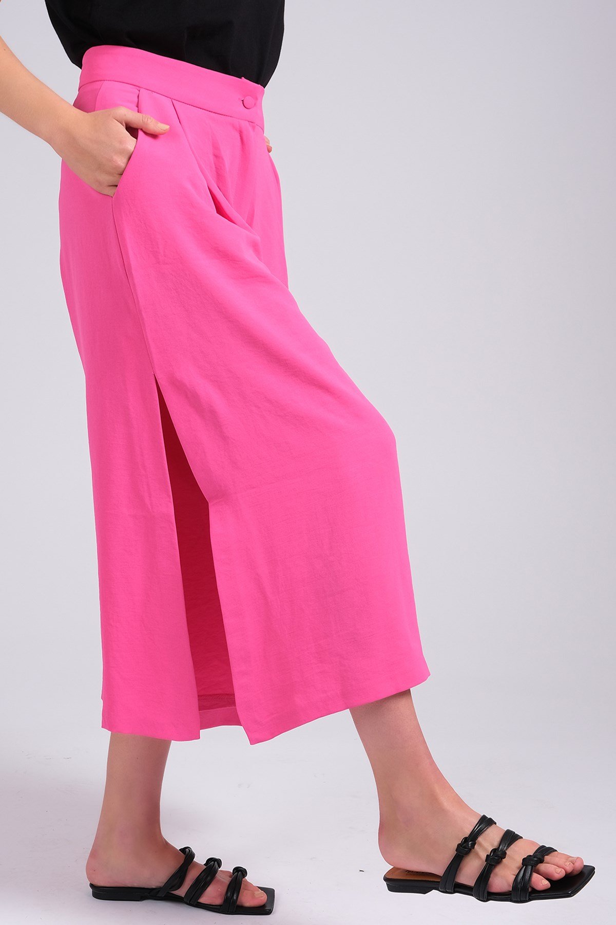Fuşya Renk Yanları Yırtmaçlı Kadın Pantalon-Pantolon-Mio Gusto-G0021FUK