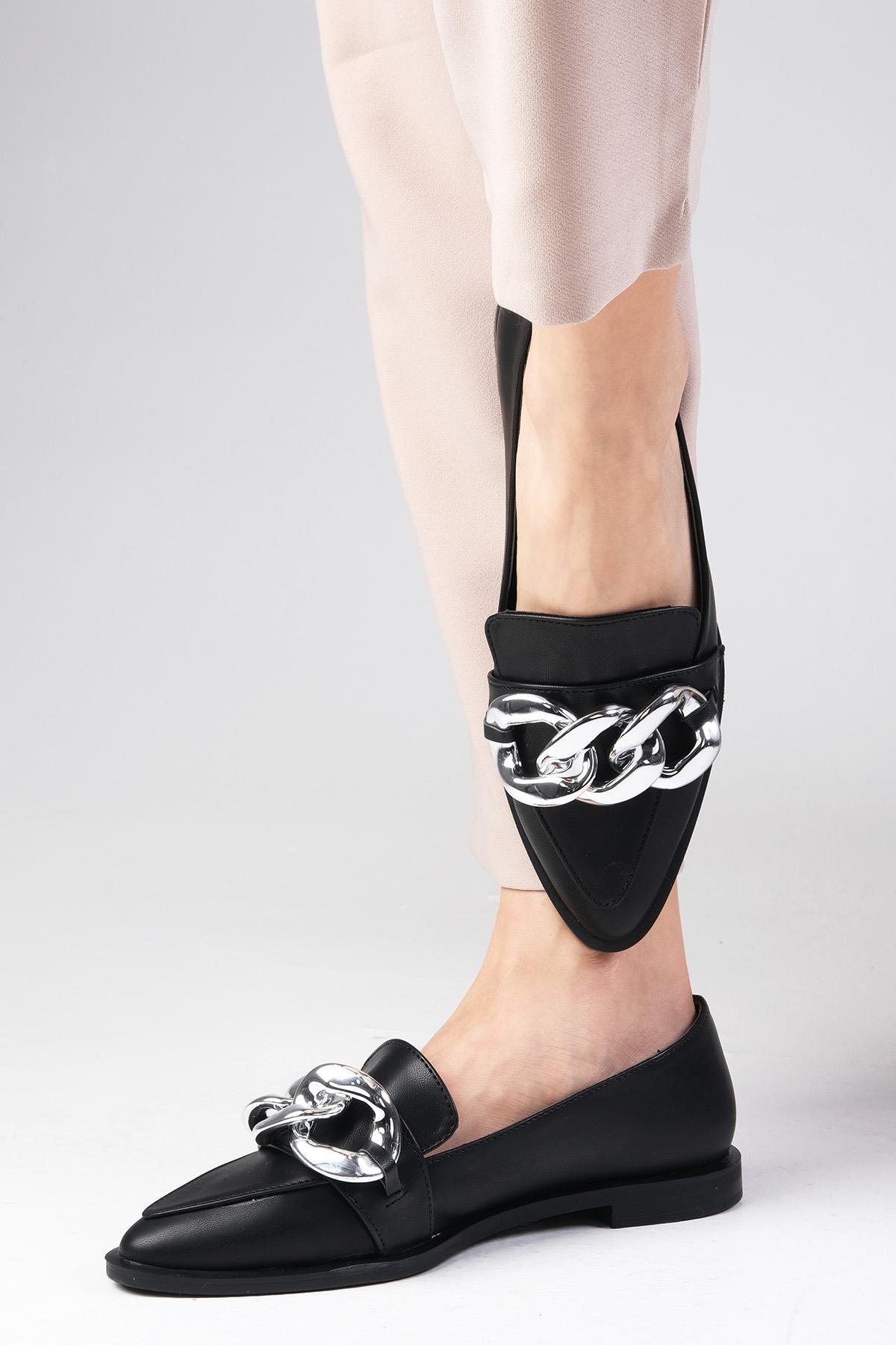 Gianna Siyah Zincirli Loafer-DÜZ AYAKKABI-Mio Gusto-01384BLC