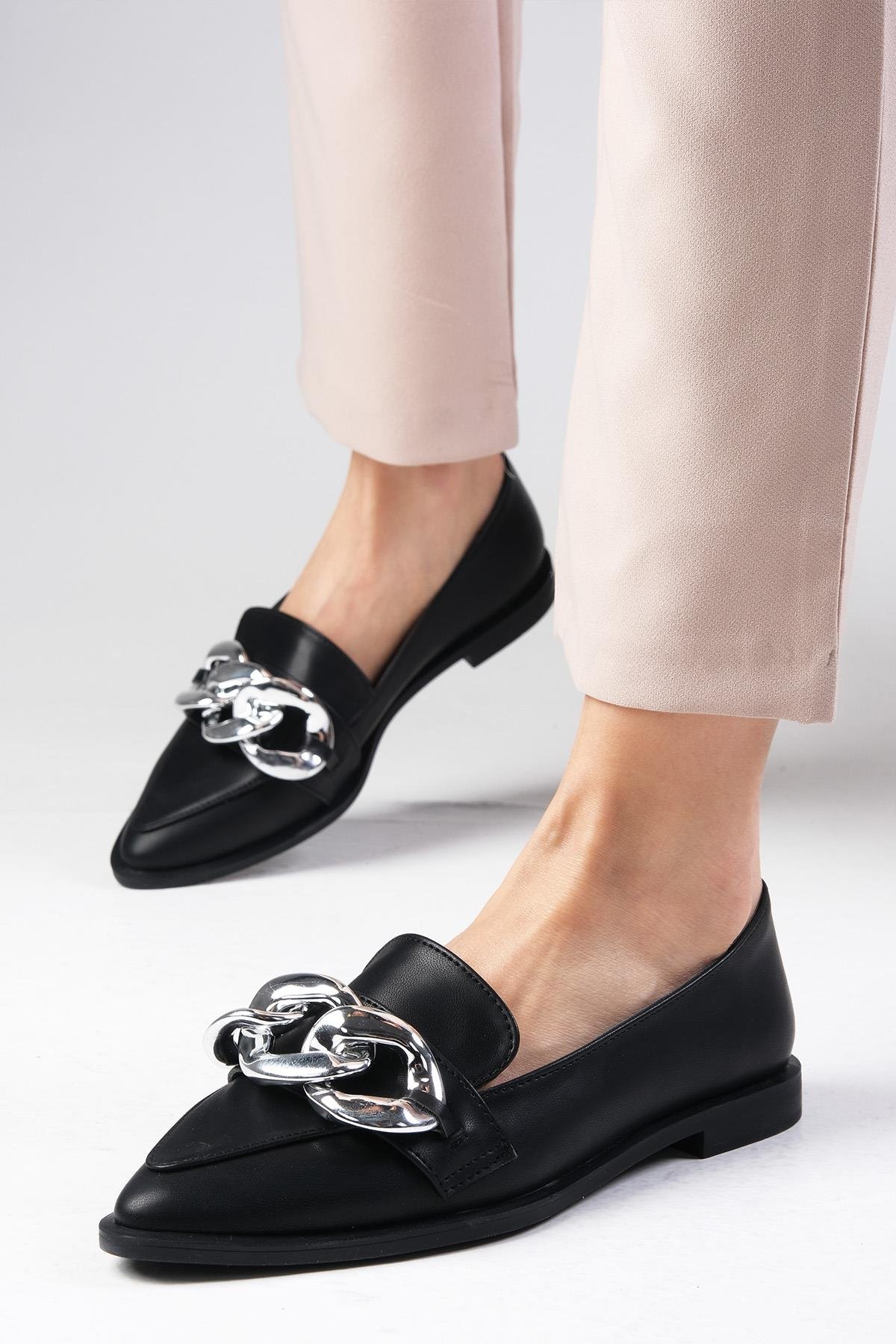 Gianna Siyah Zincirli Loafer-DÜZ AYAKKABI-Mio Gusto-01384BLC