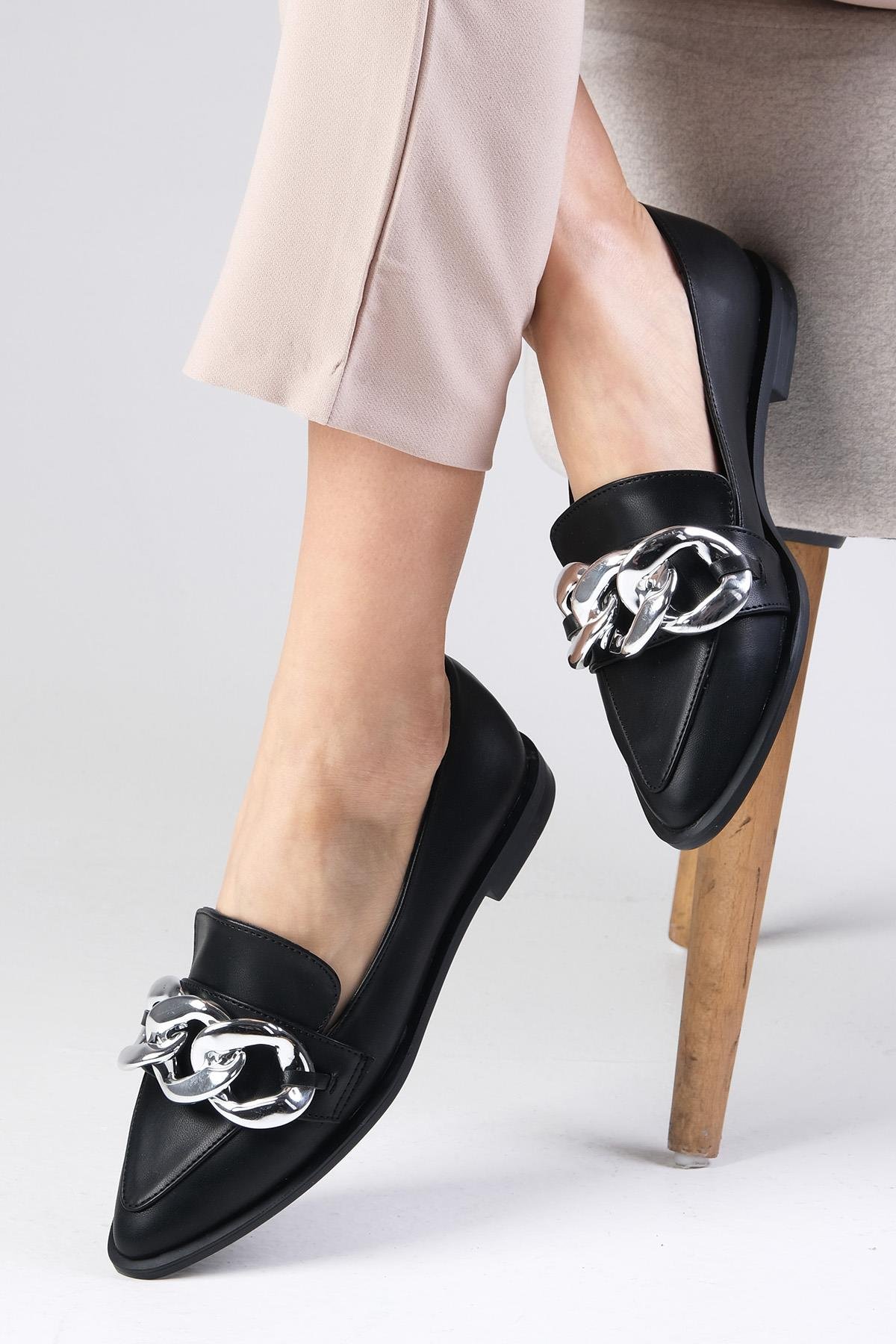 Gianna Siyah Zincirli Loafer-DÜZ AYAKKABI-Mio Gusto-01384BLC