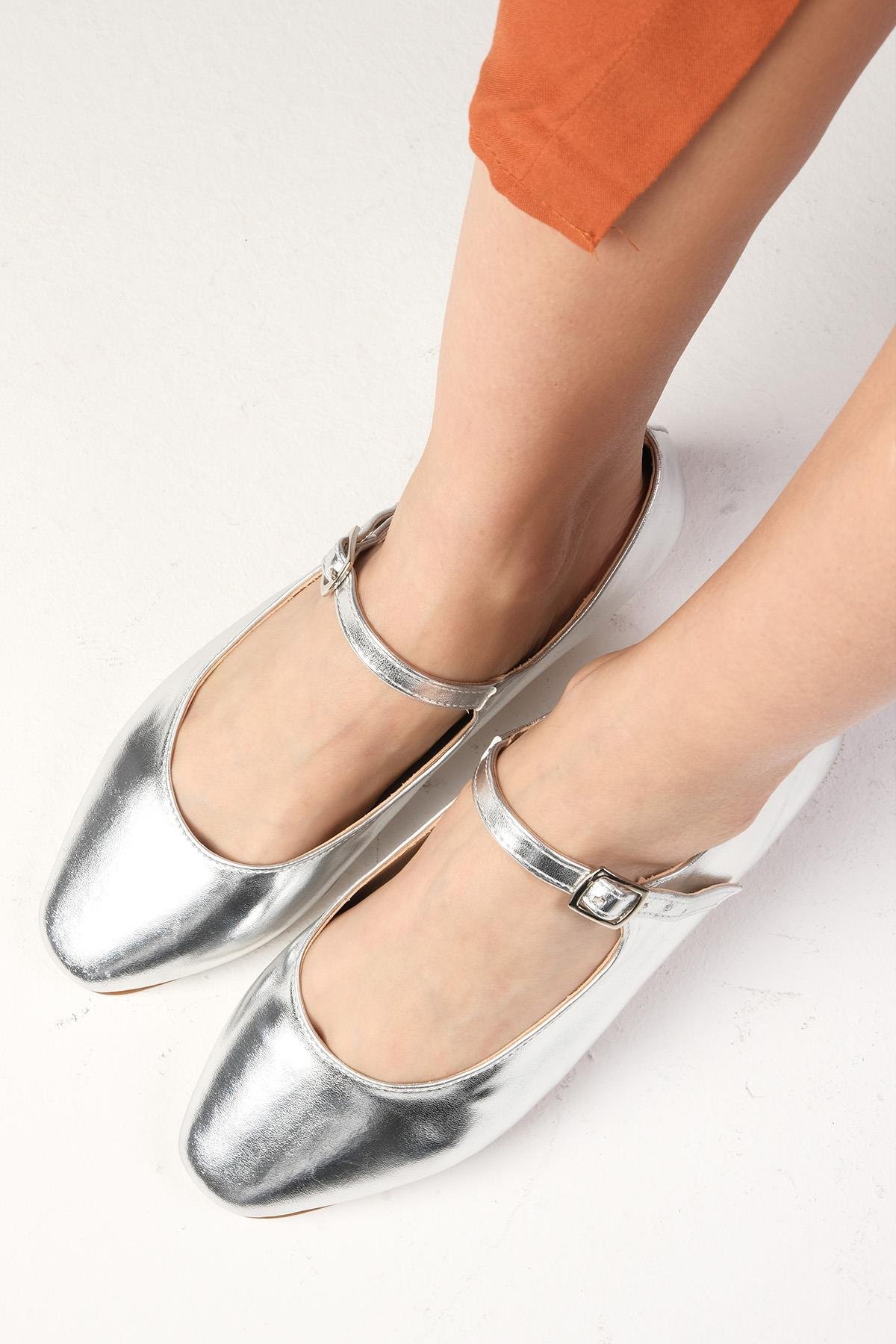 Gillian Gümüş Renk Küt Burunlu Babet-Flats-Mio Gusto-02279SIC