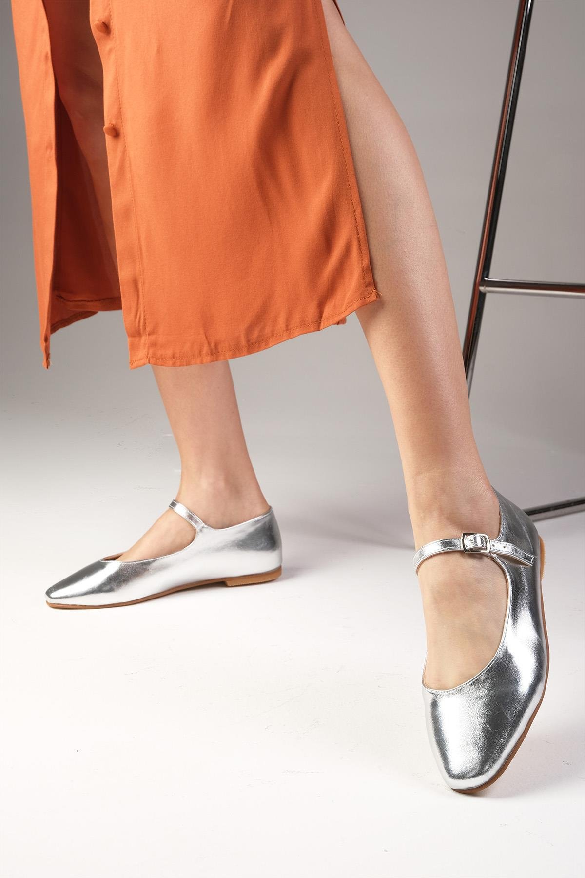 Gillian Gümüş Renk Küt Burunlu Babet-Flats-Mio Gusto-02279SIC