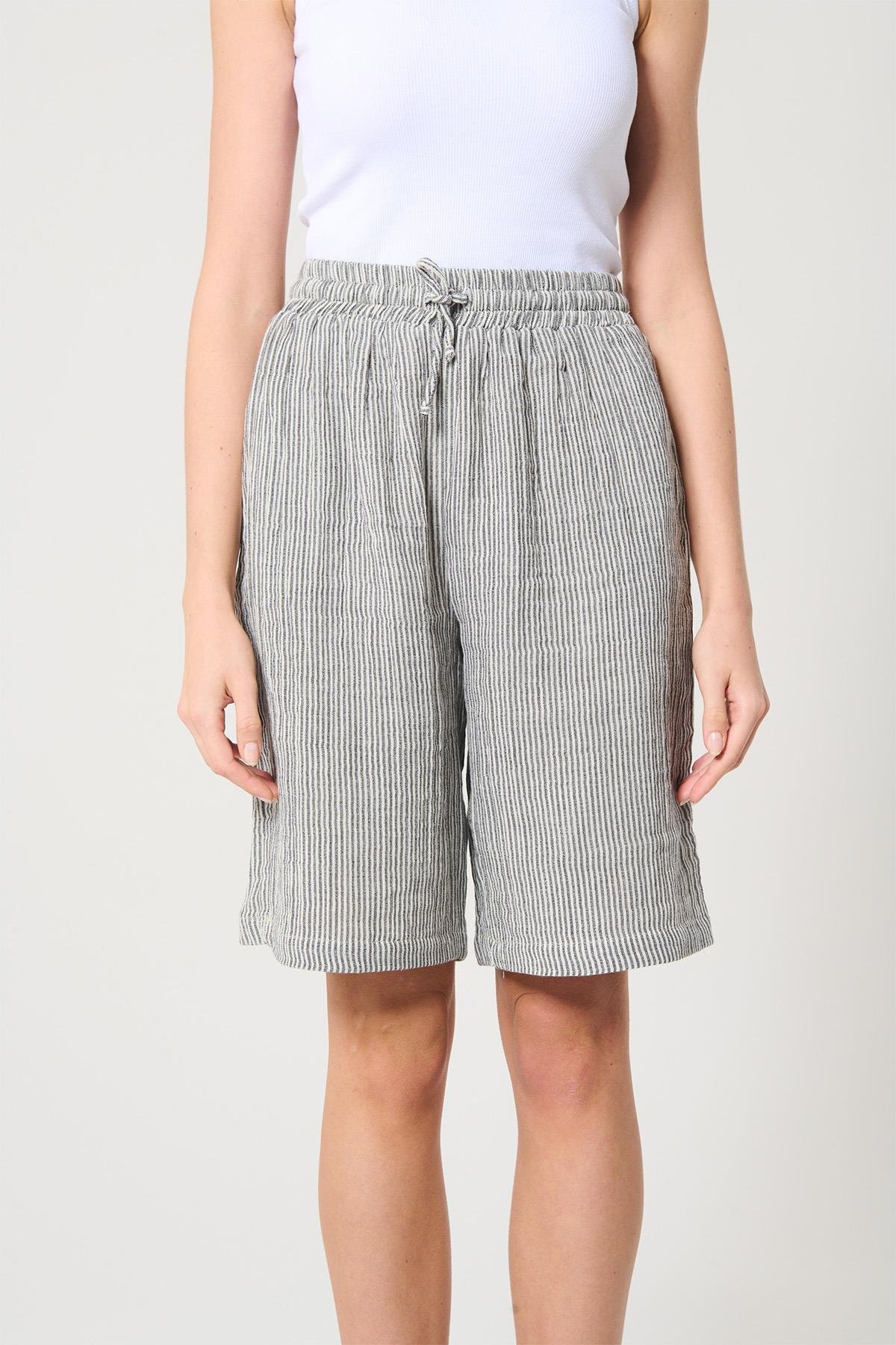 Gri Renk Çizgili %100 Pamuk Kadın Bermuda Şort