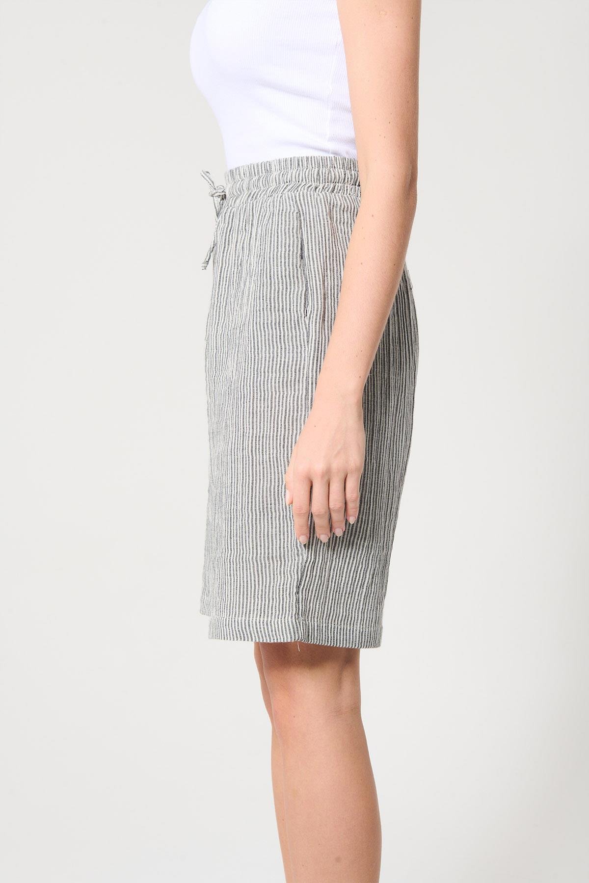 Gri Renk Çizgili %100 Pamuk Kadın Bermuda Şort