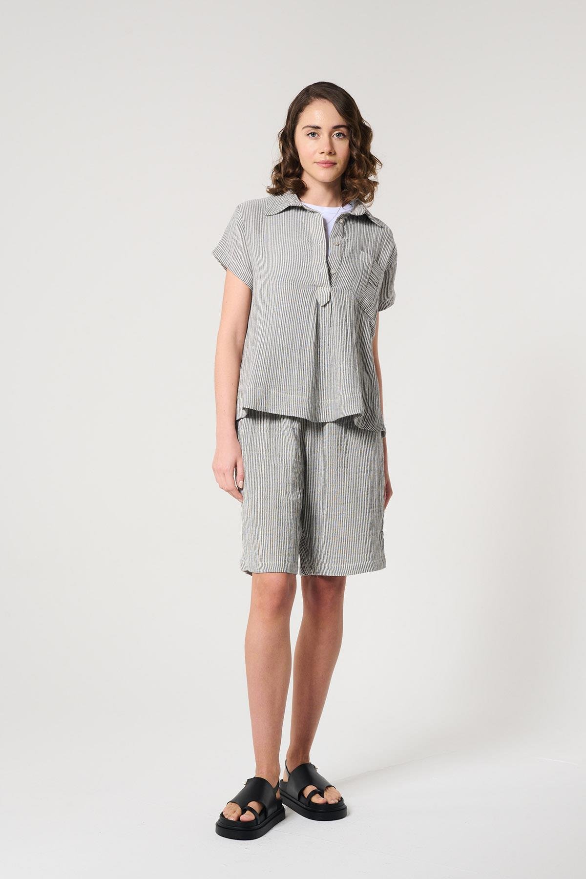 Gri Renk Çizgili %100 Pamuk Kadın Bermuda Şort