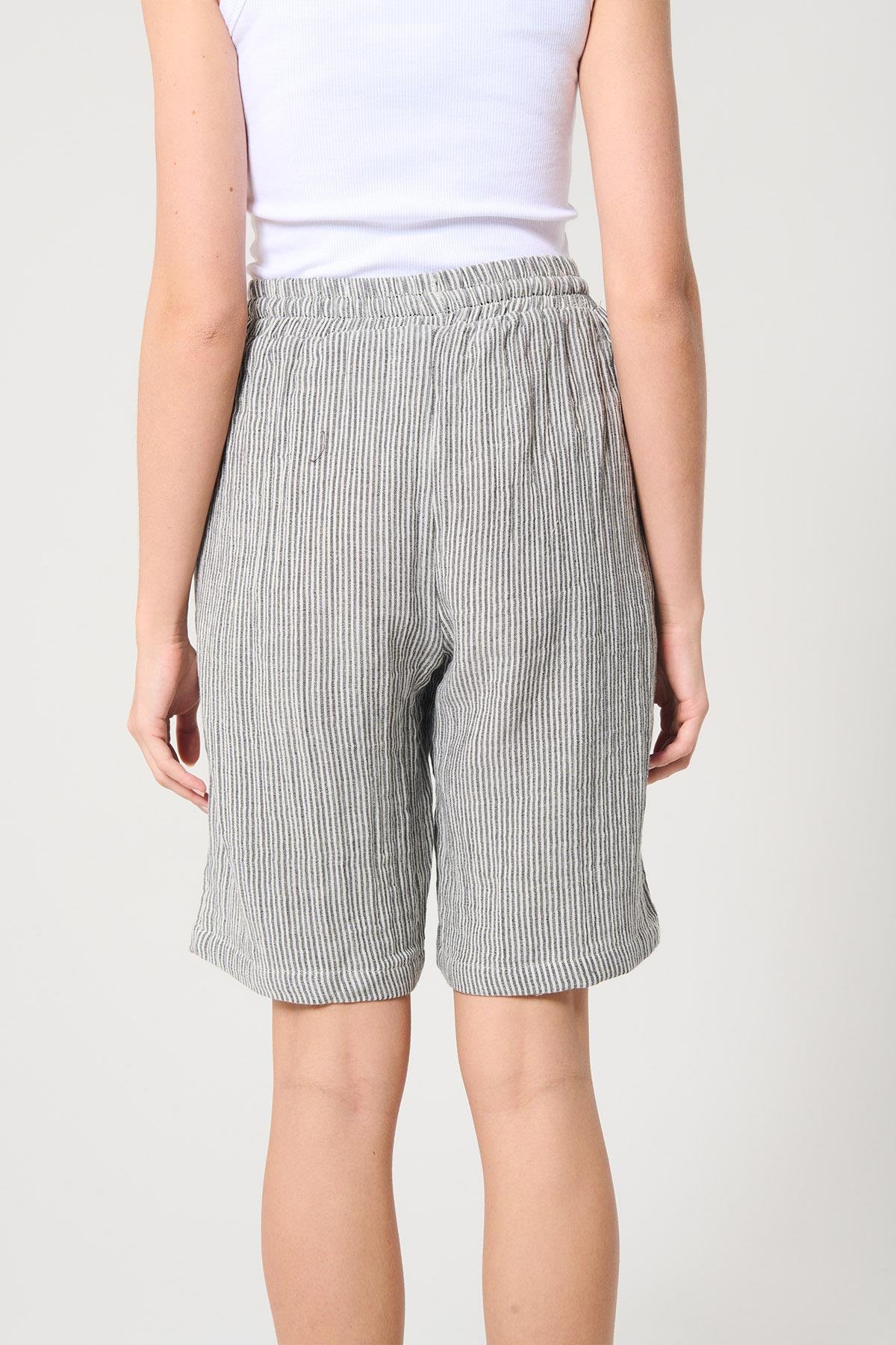 Gri Renk Çizgili %100 Pamuk Kadın Bermuda Şort