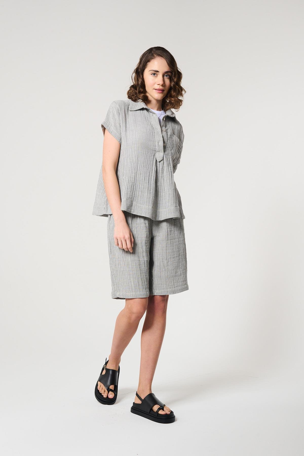 Gri Renk Çizgili %100 Pamuklu Bluz